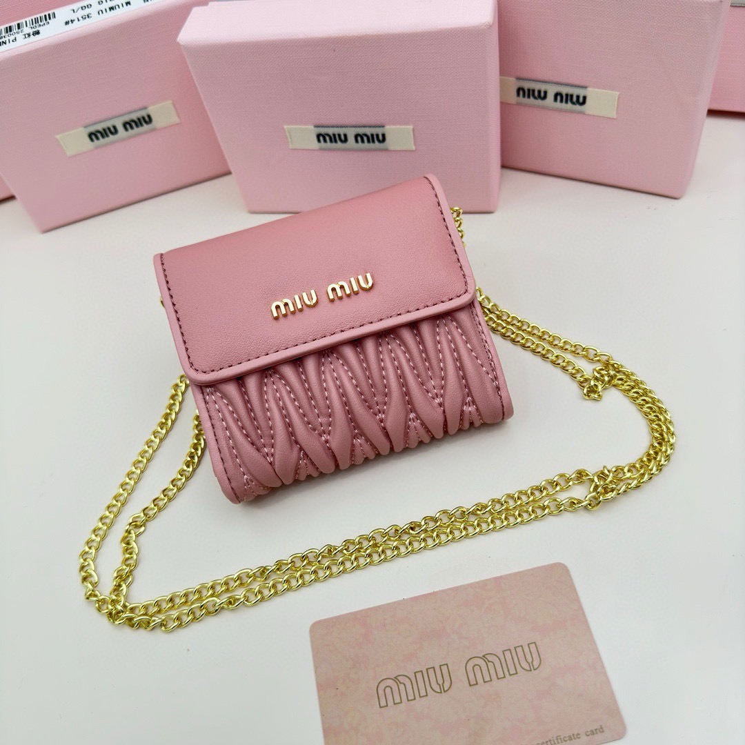 Miu Miu Quilted Wallet On Chain / MIU MIU Wallet Nappa Matelassé Leather กระเป๋าสตางค์หนังแนปป้า พร้อมสายสะพายอะไหล่ทอง