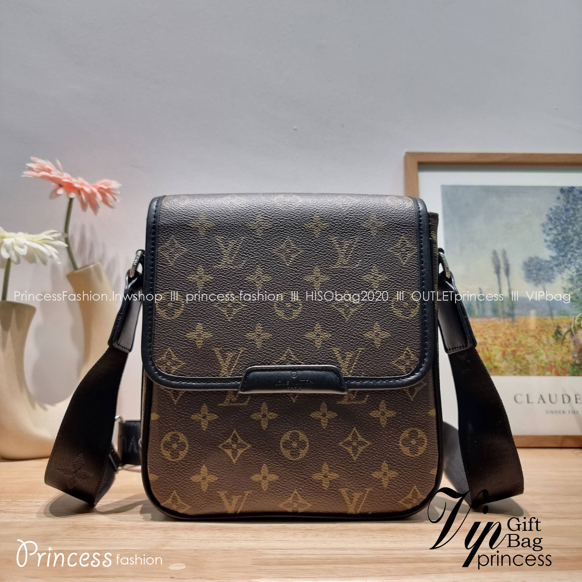 LV bass macassar monogram bag ของใหม่จัดให้หนุ่มๆ กับกระเป๋าสะพายทรงแมสเซ็นเจอร์ ไซส์กำลังดี เหมาะกับหนุ่มๆที่รักความคล่องตัว วัสดุหนังแคนวาสตัดสลับหนัง