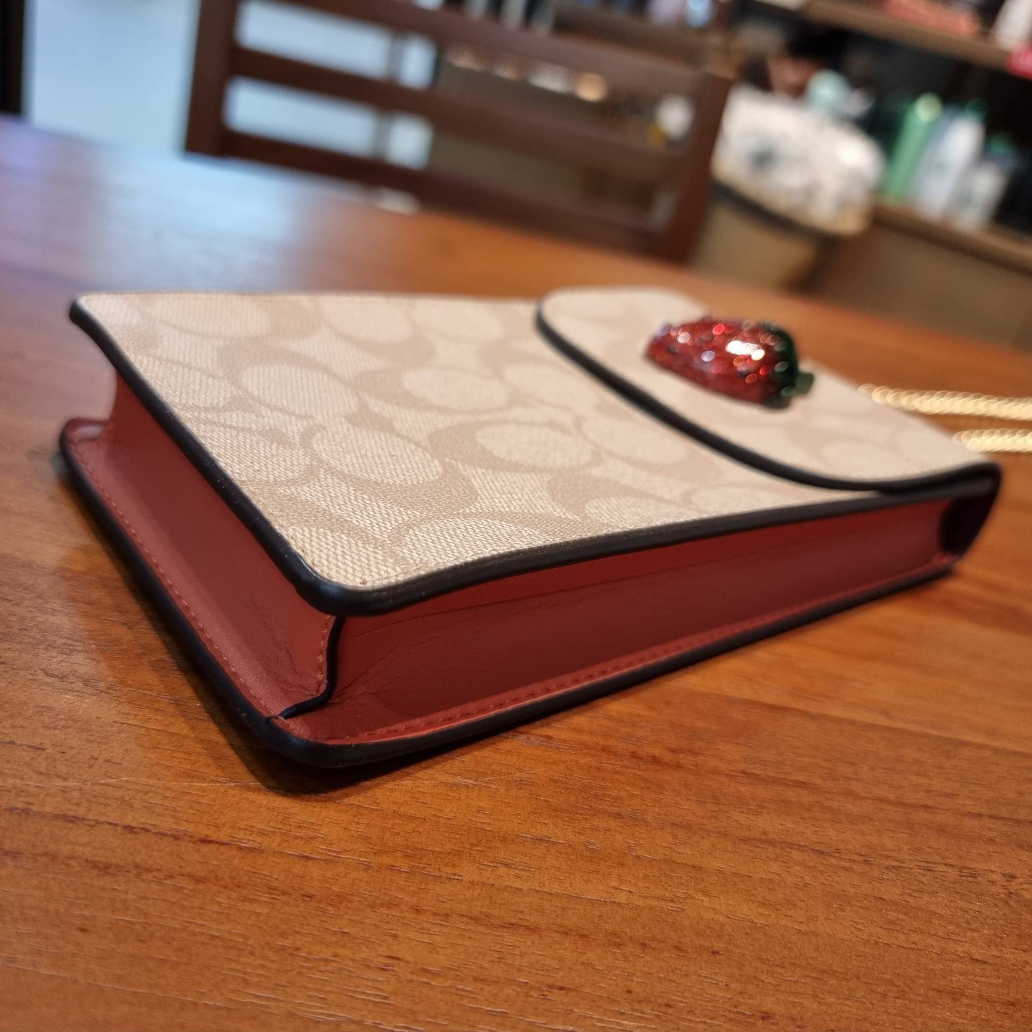 COACH F73486 NORTH/SOUTH PHONE CROSSBODY IN SIGNATURE CANVAS WITH FRUIT 🍒🍓🍋 แจกความสดใสกันอีกครั้ง!! กับกระเป๋าสะพายเอนกประสงค์ Case phone ใส่โทรศัพท์มือถือได้ทุกรุ่น ดีไซน์ลายผลไม้ฉ่ำๆ สวยมีเสน่ห์ 💖 วัสดุหนังแคนวาสคุณภาพ ฝ