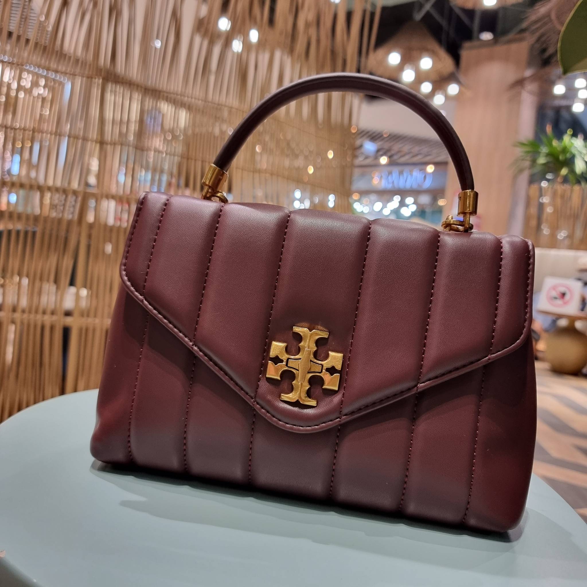 TORY BURCH KIRA QUILTED SMALL SATCHEL มาแล้วด่วนๆ!! กับคอลที่ปังไม่ไหว พร้อมเสิร์ฟสีคลาสสิค กระเป๋าถือ/สะพาย ทรงสวย สะพายคล่องตัว หนังแท้ ดีไซน์บุนวม เส้นคมสวยหรู วัสดุหนังแกะ สัมผัสดีงาม นิ่มมือ เปิด-ปิดด้วยอะไหล่บิดล็อค ภายในเป็นช่องโล่ง มีช่องซิป ใส่ขอ