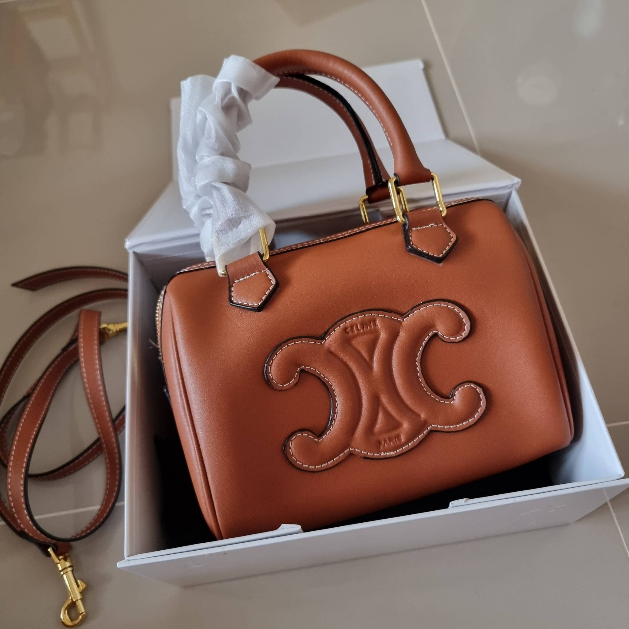 CELINE SMALL BOSTON CUIR TRIOMPHE IN SMOOTH LEATHER ฮิตมากกับสุดยอดความคลาสสิค ในรูปทรงสวย กับกระเป๋าสะพายทรงหมอน กะทัดรัด ขนาดกำลังดี ใช้งานสะดวก วัสดุหนังผิวเรียบ สวยคม