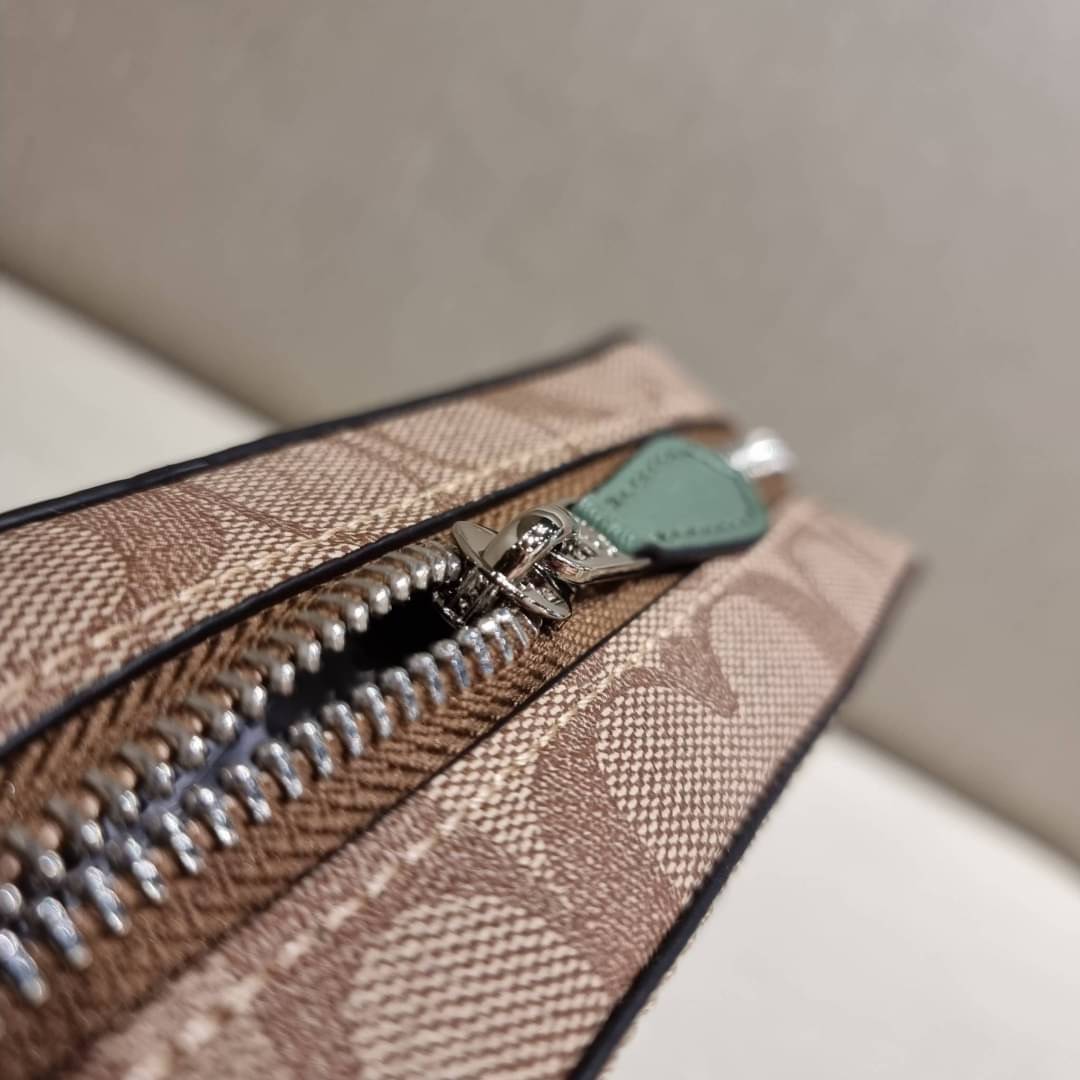 COACH 91677 MINI CAMERA BAG IN SIGNATURE CANVAS สีมาใหม่ รุ่นขายดีที่สุด!! กระเป๋าสะพายข้างไซส์มินิ คลาสสิคอยู่ทรง อะไหลเงินเรียบหรู วัสดุหนังแคนวาสเคลือบลาย เปิด-ปิดด้วยซิป สายสะพายปรับได้ตามตัว ใบนี้แมทช์ได้ทุกลุค ใช้เป็น everyday bag ได้สบายๆเลยจ้า &#x