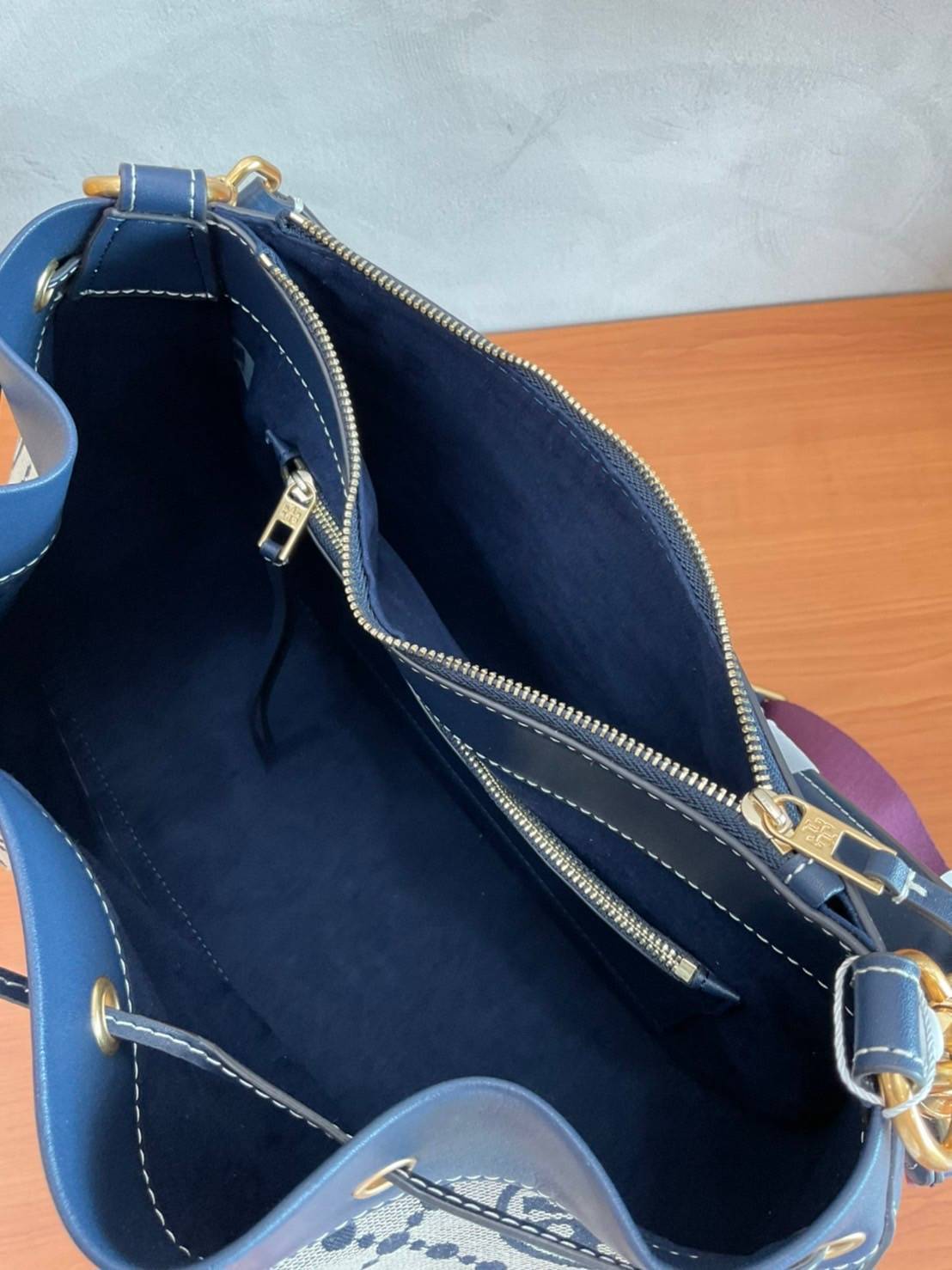 Tory burch t monogram jacquard drawstring hobo New Collection 2021 กระเป๋าถือและสะพายข้าง Monogram จาก tory burch ทำจากผ้าใบ jacquard ตัดด้วยหนังวัวแท้