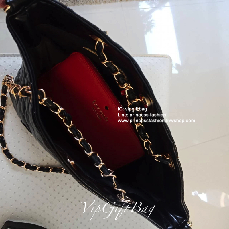 Chanel Tote & Shopping Bag กระเป๋าสะพายทรง Shopping Bag พรีเมี่ยมกิ้ฟ Limited Edition ของแท้ 100% นำเข้าจาก Chanel Perfume Counter ใบใหญ่วัสดุหนัง PU ประดับโลโก้ CC สุดคลาสสิค ซับใน Polyester 100% เปิดปิดด้วยกระดุมแม่เหล็ก จุสุดๆ สามารถใส่เอกสารA4หนังสือ 