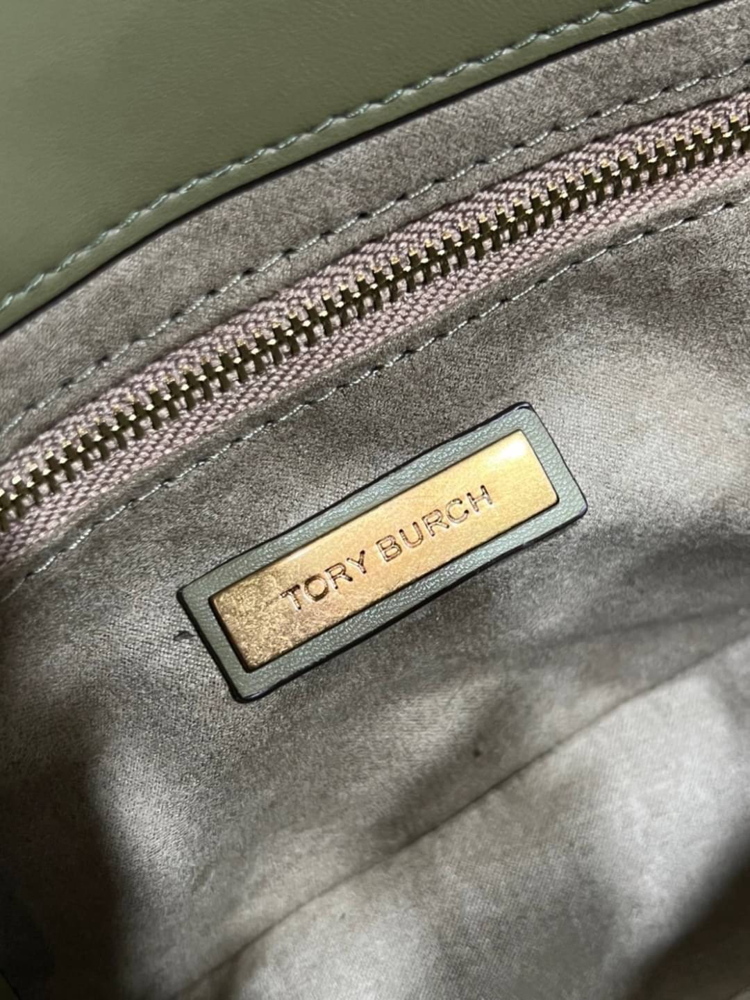 Tory Burch Our Kira shoulder bag with beveled turn-lock hardware พร้อมเสิร์ฟสีคลาสสิค กระเป๋าถือ/สะพาย ทรงสวย สะพายคล่องตัว ดีไซน์เส้นคมสวยหรู สัมผัสดีงาม นิ่มมือ เปิด-ปิดด้วยอะไหล่บิดล็อค ภายในเป็นช่องโล่ง สะพายไปไหนก็สะดวก แนะนำสวยก่อนใครได้ที่นี่ จัดไป
