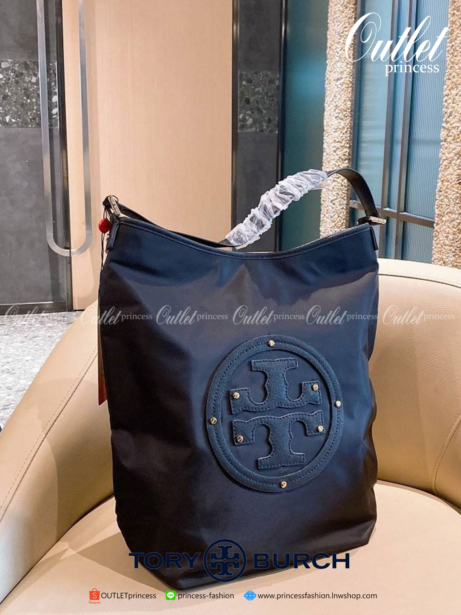 TORY BURCH STACKED NYLON LOGO BAG กระเป๋า BUCKET TOTE วัสดุ NYLONทั้งใบตัดด้วยหนังสังเคราะห์ลาย SAFFIANO