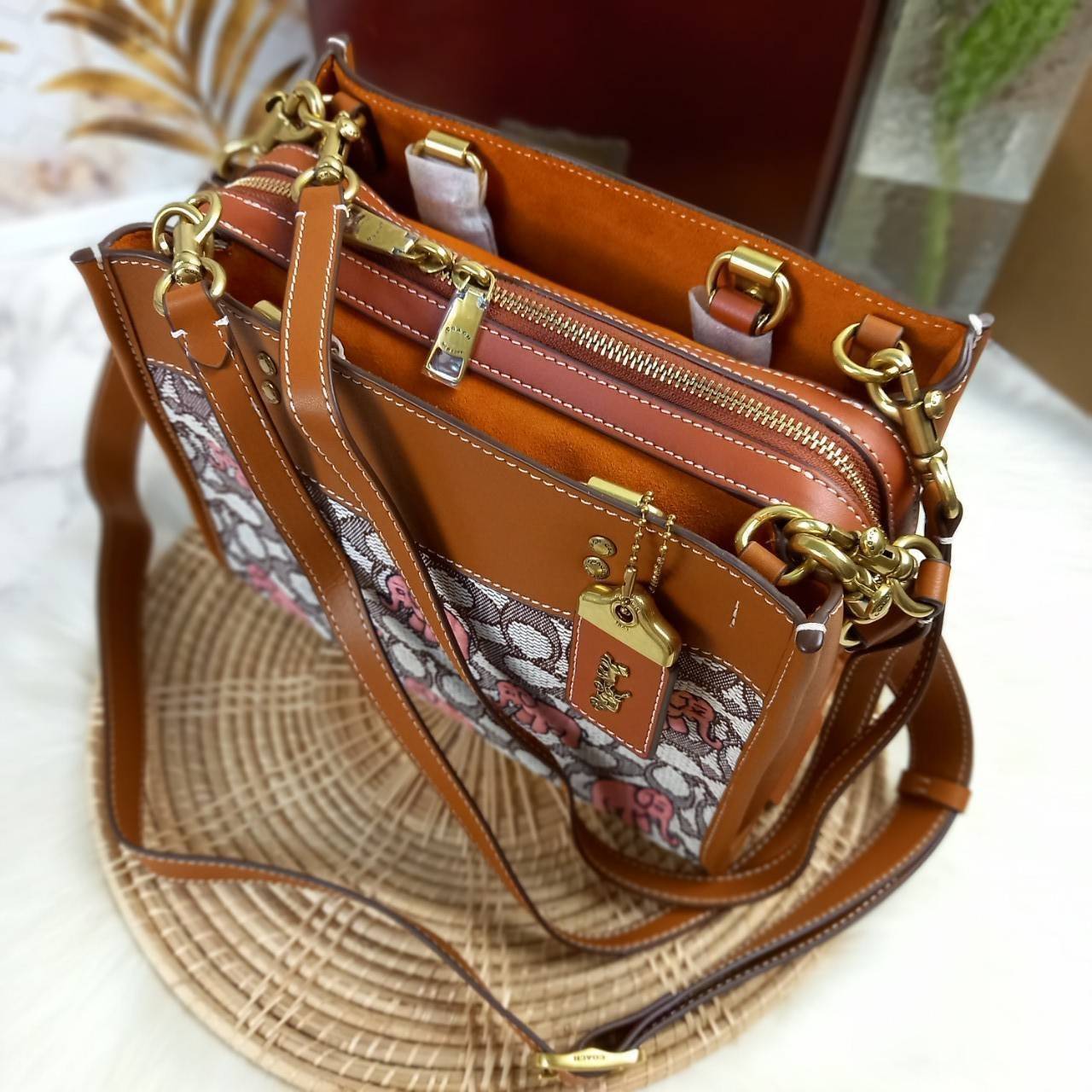 น้องน่ารักน่าใช้ คลาสสิค ดูแพงมากแม่😘🌺//>>COACH ROGUE 25 IN SIGNATURE TEXTILE JACQUARD WITH EMBROIDERED ELEPHANT MOTIF(COACH C6165)🍁กระเป๋ารุ่นคลาสสิค หรูหรา มีรสนิยม ดีเทลเนียบมาก จะถือ หรือสะพายได้ตามดีไซน์การใช้งานเลยจ้า//