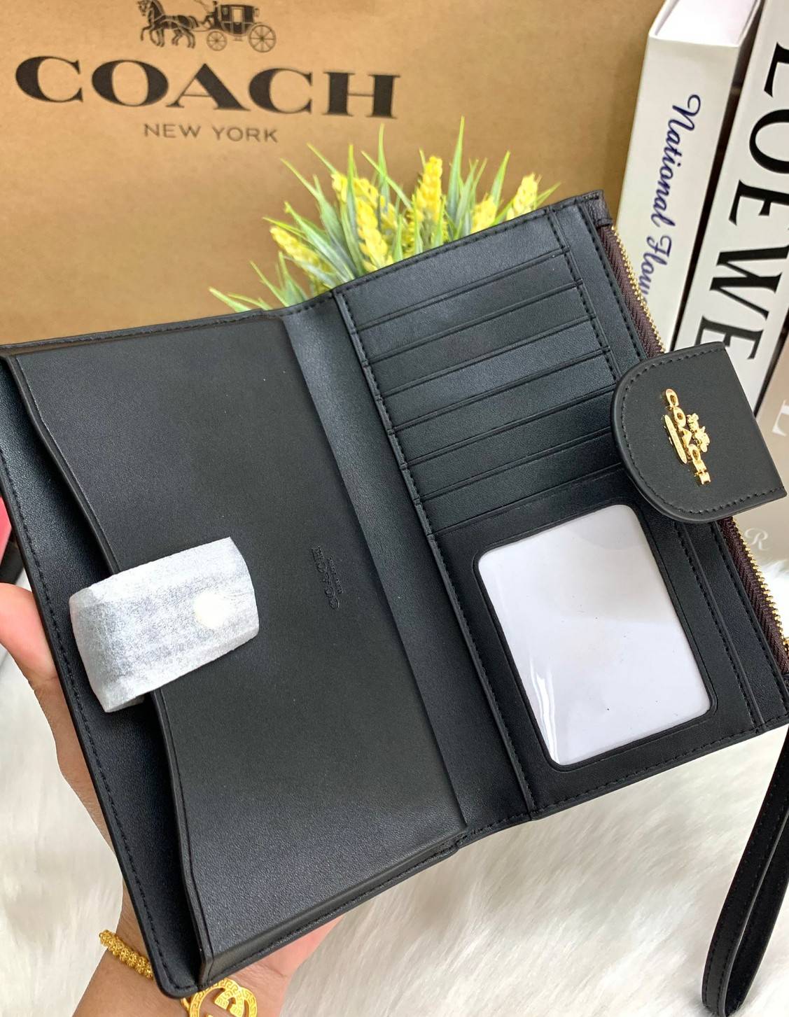 พร้อมส่งครบ 5 สี กระเป๋าสตางค์ที่สาวๆต้องมีติดตัวค่าา😘 COACH TECH WALLET IN COLORBLOCK SIGNATURE ((C2874)) ✔️กระเป๋าเงินใบยาว หนังแท้ พร้อมสายคล้องมือในตัวค่ะ ✔️เปิดปิดด้านหน้าแบบฝากระดุม ภายในมีช่องใส่ธนบัตร2ช่อง ;สามารถใส่มือถือ ip