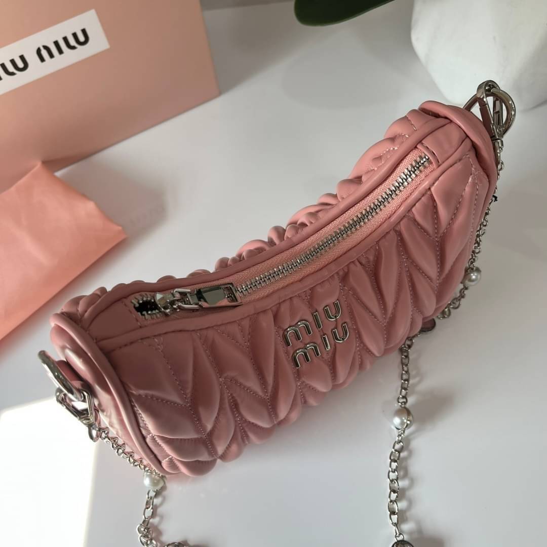 MIU MIU matelasse nappa leather shoulder bag กระเป๋าสะพายข้าง สายสะพายประดับไข่มุกและคริสตัล ให้ความละมุม ลุคคุณหนูน่ารักสุดๆคะ