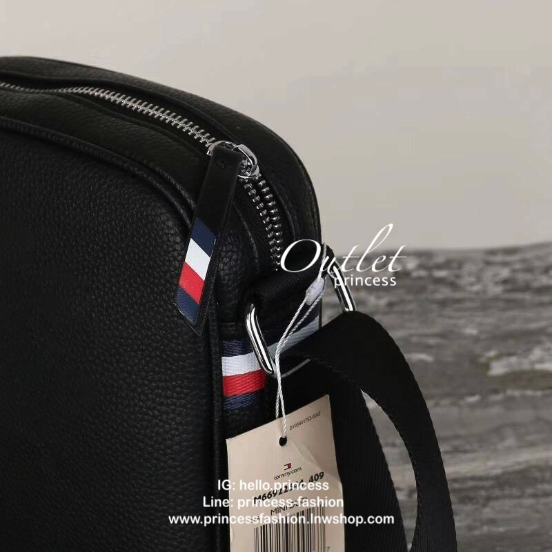 Tommy Hilfiger Essential Mini Reporter กระเป๋าสะพายทรงเท่ ขนาดกำลังดีน้ำหนักเบา หนังสวยทรงดีด้านหน้าประดับโลโก้แบรนด์ เปิดปิดด้วยซิปสะดวกใช้ ภายในมีช่องซิปแยกเก็บของ สายสะพายยาวปรับระดับได้ ลุคเท่มากค่ะ แนะนำเลยค่า