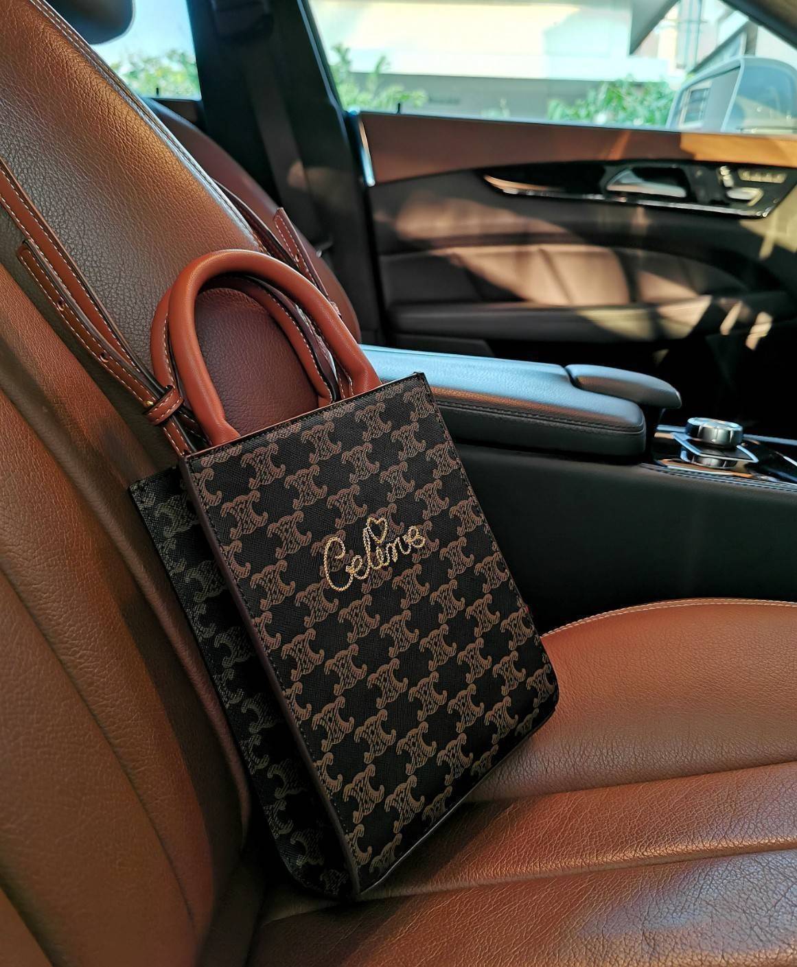 CELINE MINI HAND CARRY AND CROSSBODY BAG VIP GIFT WITH PURCHASE (GWP) พรีเมี่ยมกิ๊ฟ Limited จาก CELINE HAUTE PARFUME DUTYFREE COUNTER วัสดุ COATED CANVAS ดีไซน์ทรงเหลี่ยมสวยหรูสุดคลาสสิคในสไตล์สาว Lisa หนังสวยอยู่ทรงกันน้ำ มีโลโก้แบรนด์ด้านหน้า ภายในโล่งก