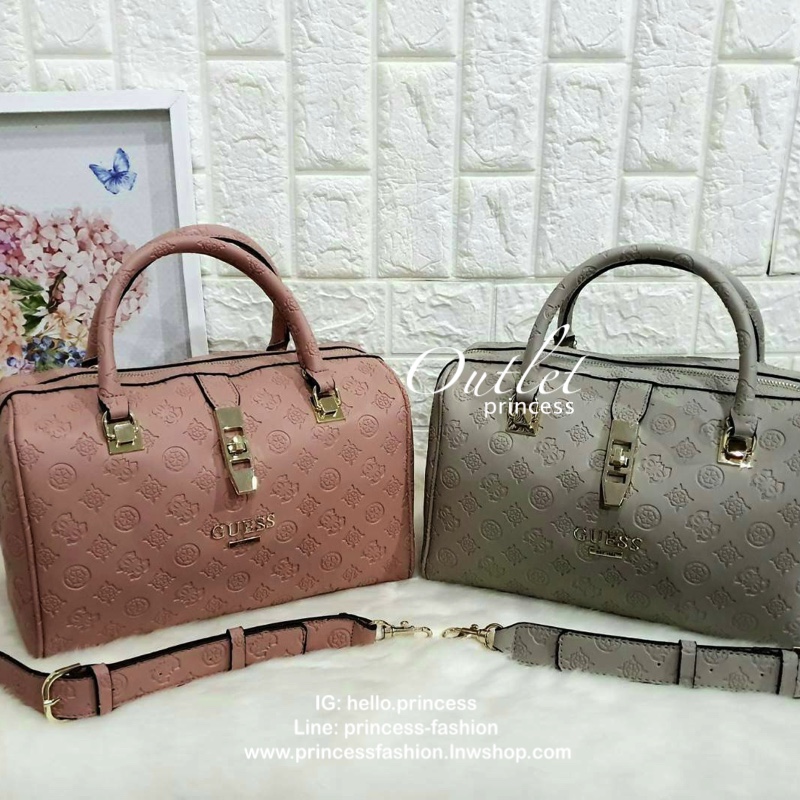 Guess Peony Classic Box Satchel คอลเลคชั่นใหม่สวยหรูจาก Guess กระเป๋าสะพายหนังนิ่มปั๊มแบรนด์รอบใบ ขนาดกำลังดี ฐานกระเป๋ามีหมุดรองฐานกันรอย หัวซิปปั๊มแบรนด์ ภายในกว้างจุของได้เยอะ มาพร้อมสายปรับและถอดออกได้ พร้อมส่ง 4 สี สวยทุกสี พลาดไม่ได้กับสาวยุคใหม่เลย