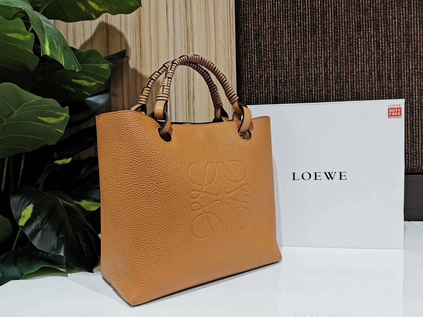 LOEWE HANDLE & SHOULDER BAG VIP GIFT WITH PURCHASE (GWP) กระเป๋าหนังแท้พรีเมี่ยมกิ๊ฟ Limited จาก LOEWE PERFUME DUTYFREE รุ่น Rare items สุดๆวัสดุหนังแท้ Lambskin แบบนิ่มเทคเจอร์สวยดีไซน์สุดหรูคงเอกลักษณ์แบรนด์ ภายในโล่งกว้าง ซับในหนังกลับ ใบใหญ่กำลังดีจุส