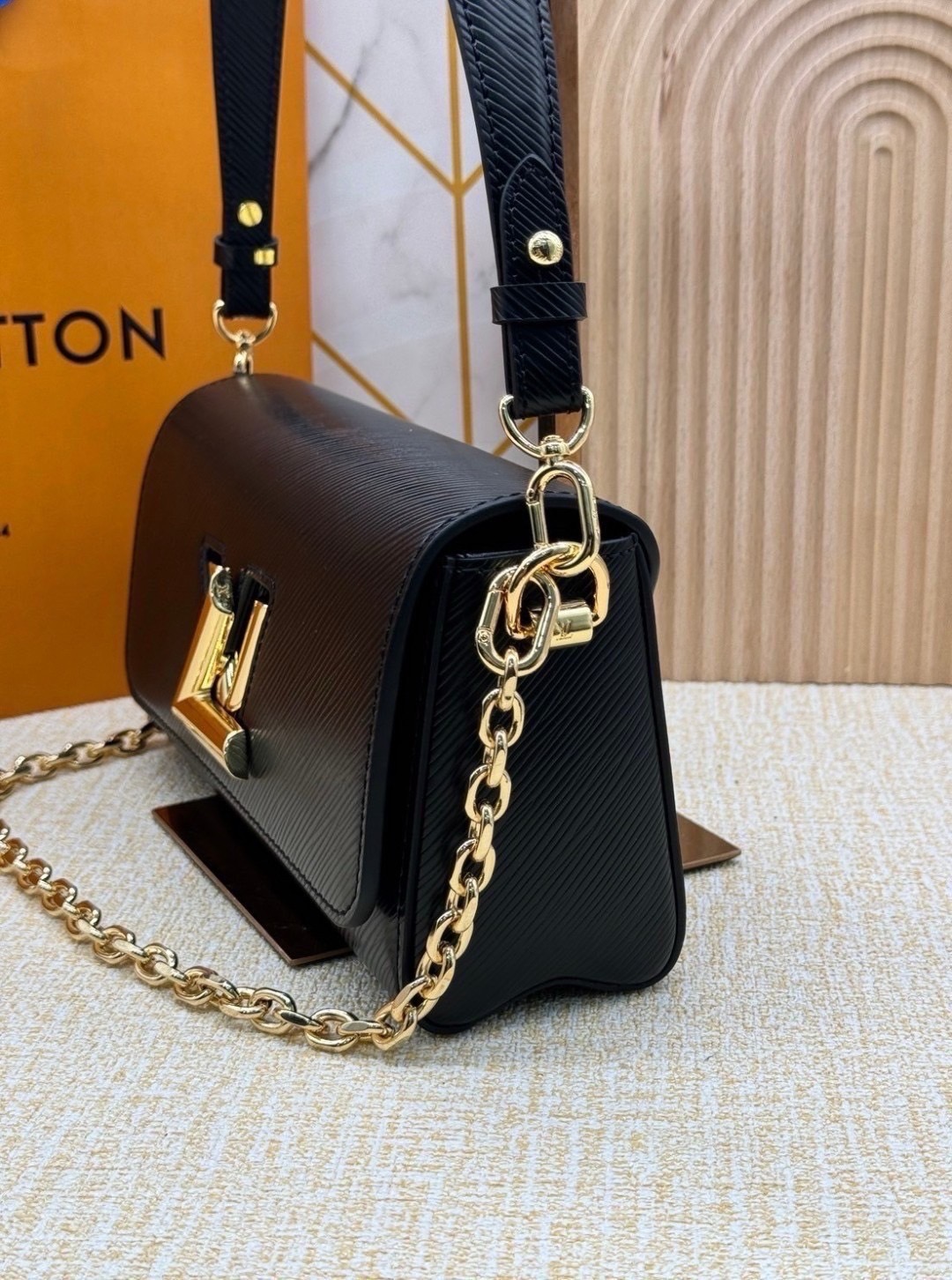 ORI หนังแท้ | LV Twist West Bag กระเป๋าสะพายหนัง Epi ลายเกรน สุดคลาสสิกมาดีไซน์ใหม่ในรูปทรงยาวเผยลุคมีระดับเหนือกาลเวลา ความหรูหราเข้ากับสตรีตสไตล์