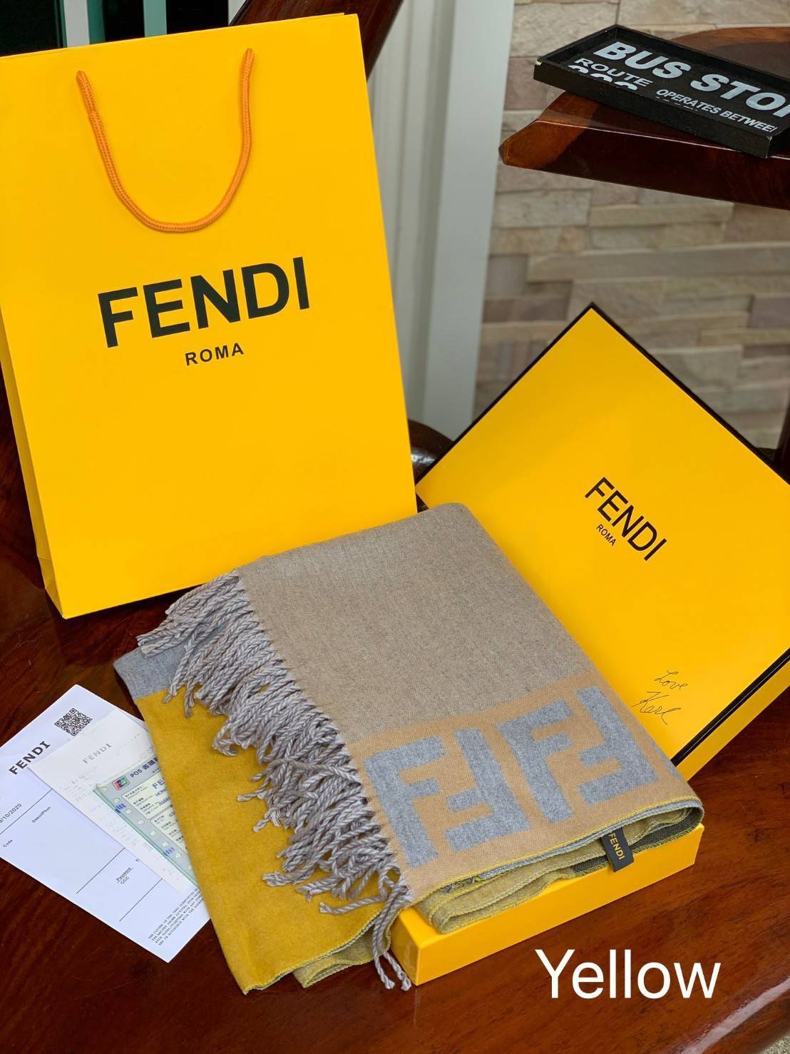 Fendi Scarves For Women’s Accessories Scarf แบรนด์แฟชั่นชั้นนำจากอิตาลี ส่งมอบความรู้สึกดีๆให้กับคนที่คุณรัก ในรูปแบบผ้าพันคอและผ้าคลุมไหล่ผืนใหญ่เพิ่มความอบอุ่น ถักทอด้วยผ้าcashmere เนื้อผ้านิ่ม สัมผัสนุ่มมือ ทอลายในตัว สีและลายคมชัด เหมาะสำหรับเป็นของฝา