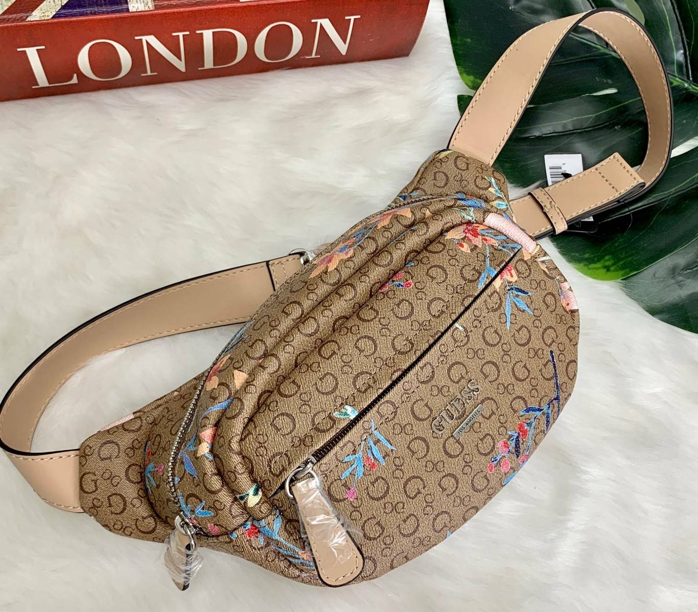 GUESS G LOGO FANNY PACK BELT BAG พร้อมส่ง รุ่นแนะนำเลยค๊าา❤️ กระเป๋าคาดเอว//คาดอก ได้ วัสดุ pvc อย่างดี หนังนิ่มดีมากค่ะ ตัวกระเป๋าออกแบบลาย G ทั้งใบ ผสมลาย multi floral เข้ามาได้สวยงามน่าใช้มากๆค่ะ ด้านหน้ามีโลโก้แบรนด์ และช่องซิปเล็กสำหรับใส่ของจ