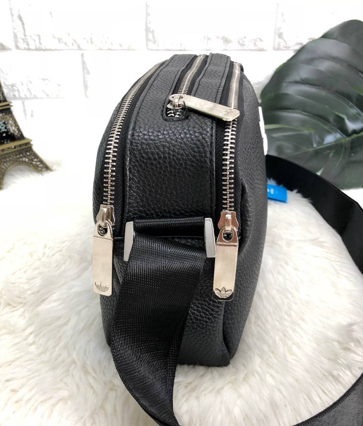 ADIDAS MESSENGER BAG กระเป๋าสะพายข้าง หรือ crossbody วัสดุ pu. น้ำหนักเบา ด้านหน้ามีโลโก้แบรนด์ ตัวกระเป๋า แบ่ง 3 ช่องซิป ช่องซิปหลักกว้าง ใส่ wallet ยาวได้ มาพร้อมสายยาวปรับได้ ใช้ได้ทั้ง ช และ ญ ค่ะ