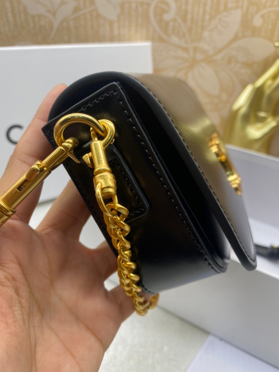 20cm CELINE SHOULDER BAG TRAPEZE IN SHINY CALFSKIN / CELINE POCHETTE BAG / CELINE TRIOMPHE BAG small รุ่นใหม่ล่าสุด ไม่มีไม่ได้เลยกับไอเท็มสุดคลาสสิค กระเป๋าสะพาย ทรงพอชสวยอยู่ทรง ดูดี ดูแพง สายถอดได้ ใช้งานสะดวก