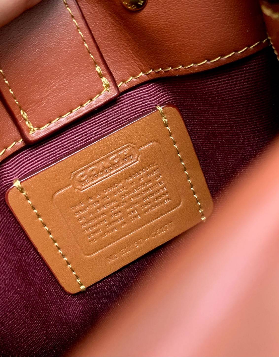 COACH MINI CASHIN TOTE ((C4828)) 💥พร้อมส่งที่ไทยรุ่นใหม่ล่าสุดค่ะ! กระเป๋าขนาดมินิ หนังแท้ หนังนิ่มสวย น่าใช้มากๆค่ะ ปากกระเป๋าแบบแม่เหล็ก ภายในสามารถใส่กระเป๋าเงินใบกลางได้;มือถือแบบตั้งได้ทุกรุ่น;ของจำเป็นจุกจิกสาวๆได้หลายอย่างนะคะ;พร้อมช่องเสีย