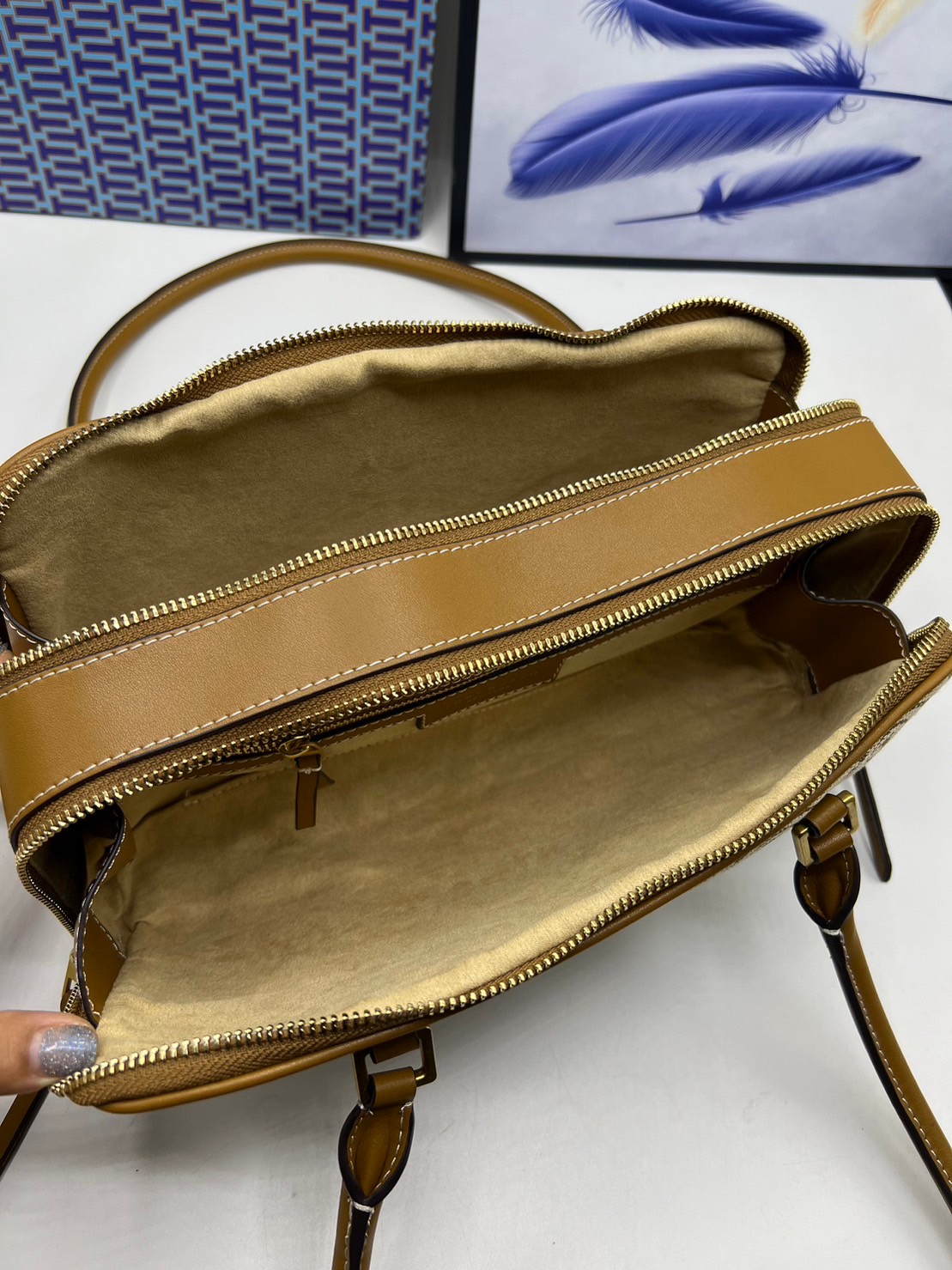 TORY BURCH Small T Monogram Marshmallow Satchel / Tory Burch tote handbag พร้อมส่ง 2 สี ใหม่ล่าสุด กระเป๋าสะพายไหล่ดีไซน์สุดทันสมัย ตัดเย็บสวยงาม ผ้า jacquard ตัดหนัง เปิด-ปิดแบบซิป มีช่องแบ่ง 2 ช่อง มีซิปลับด้านใน ใส่ของได้เยอะมากๆ ค่ะ