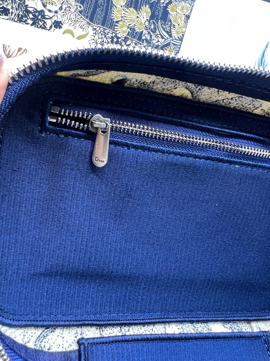 22cm Medium DiorTravel Vanity Case กระเป๋าใส่เครื่องสำอางใบกลาง จุของได้เยอะ มาพร้อมกับลวดลาย Oblique ปักอย่างประณีตและประดับด้วยสัญลักษณ์ Christian Dior Paris มาพร้อมสายสะพายและหูจับในตัว