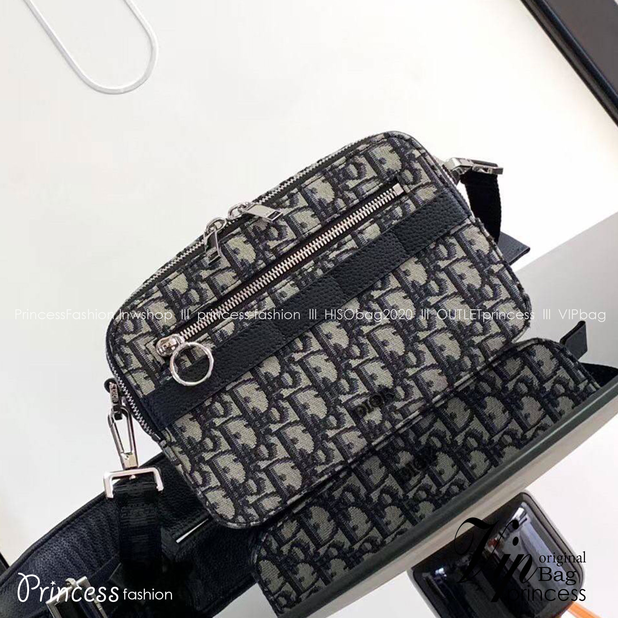 Dior Safari Square Oblique Messenger Bag / DIOR SAFARI MESSENGER OBLIQUE พร้อมส่ง กระเป๋าสะพายทรงแมสเซ็นเจอร์ ที่หนุ่มๆไม่ควรพลาด สวยหรูหราเป็นเอกลักษณ์แบรนด์ **สินค้าเกรดท็อปออริจินอล 1:1 สลับแท้ เกรดดีสุด ใช้งานต่างประเทศได้