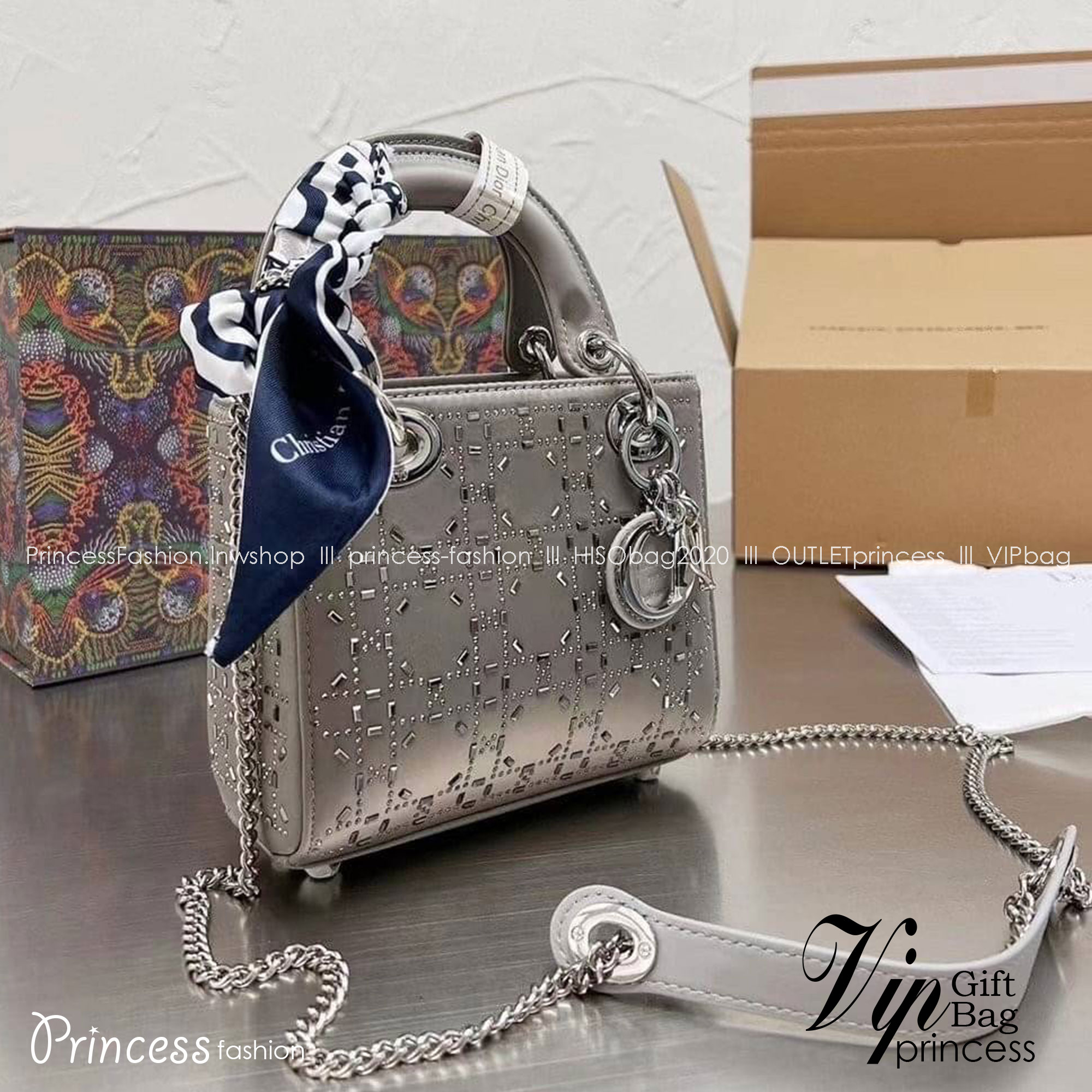 DIOR CD MINI LADY STUDDED BAG / DIOR LADY STUDDED BLACK LEATHER กระเป๋าสะพายข้างตกแต่งหมุดเต็มใบ ไม่มีคือพลาด หรูจริงอะไรจัง ทรงกล่องคลาสสิค มีหูจับในตัวและสายครอสบอดี้สุดเลิศ แต่งเติมดีเทลอัพราคาไปอีก