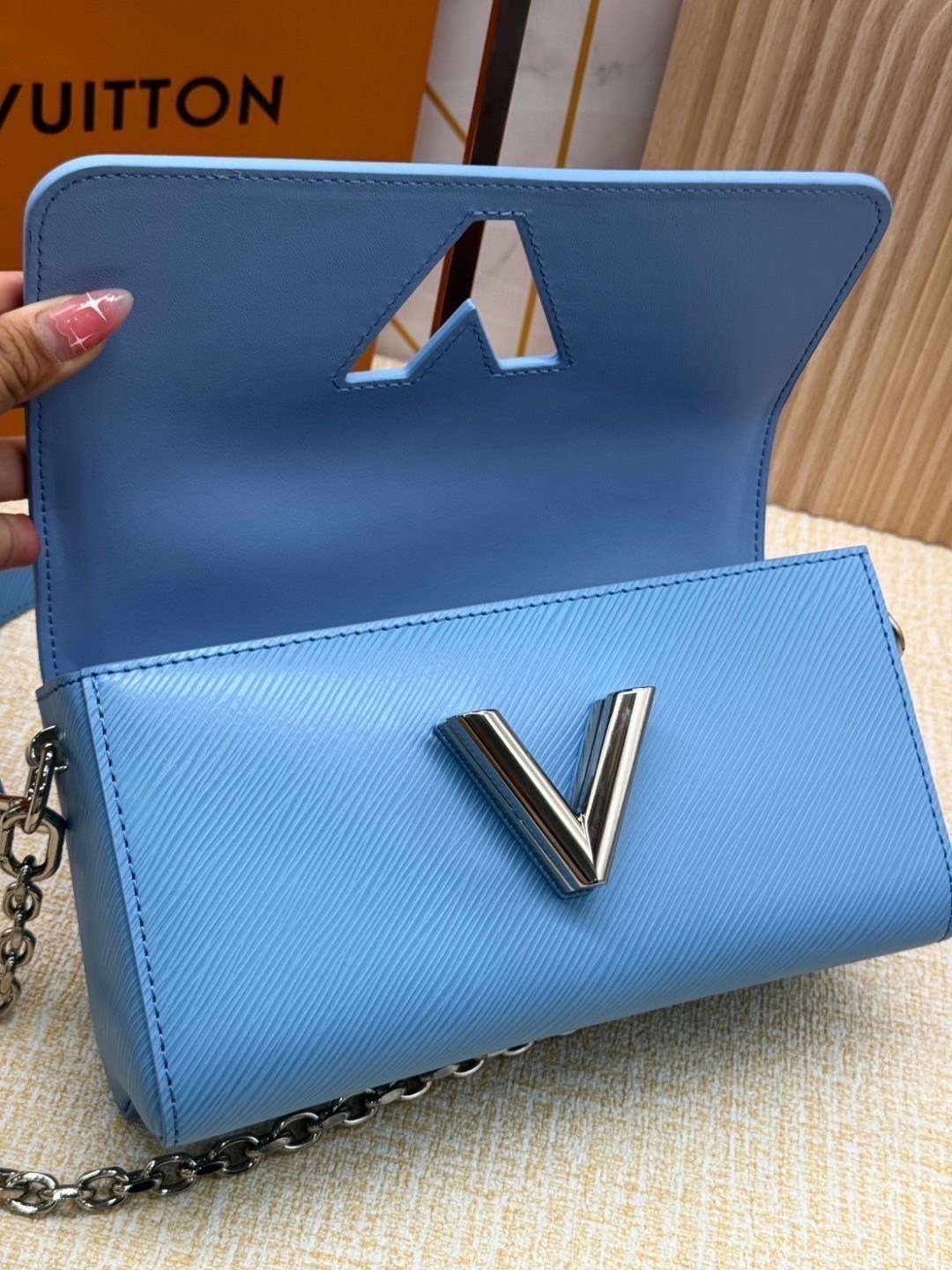 ORI หนังแท้ | LV Twist West Bag กระเป๋าสะพายหนัง Epi ลายเกรน สุดคลาสสิกมาดีไซน์ใหม่ในรูปทรงยาวเผยลุคมีระดับเหนือกาลเวลา ความหรูหราเข้ากับสตรีตสไตล์