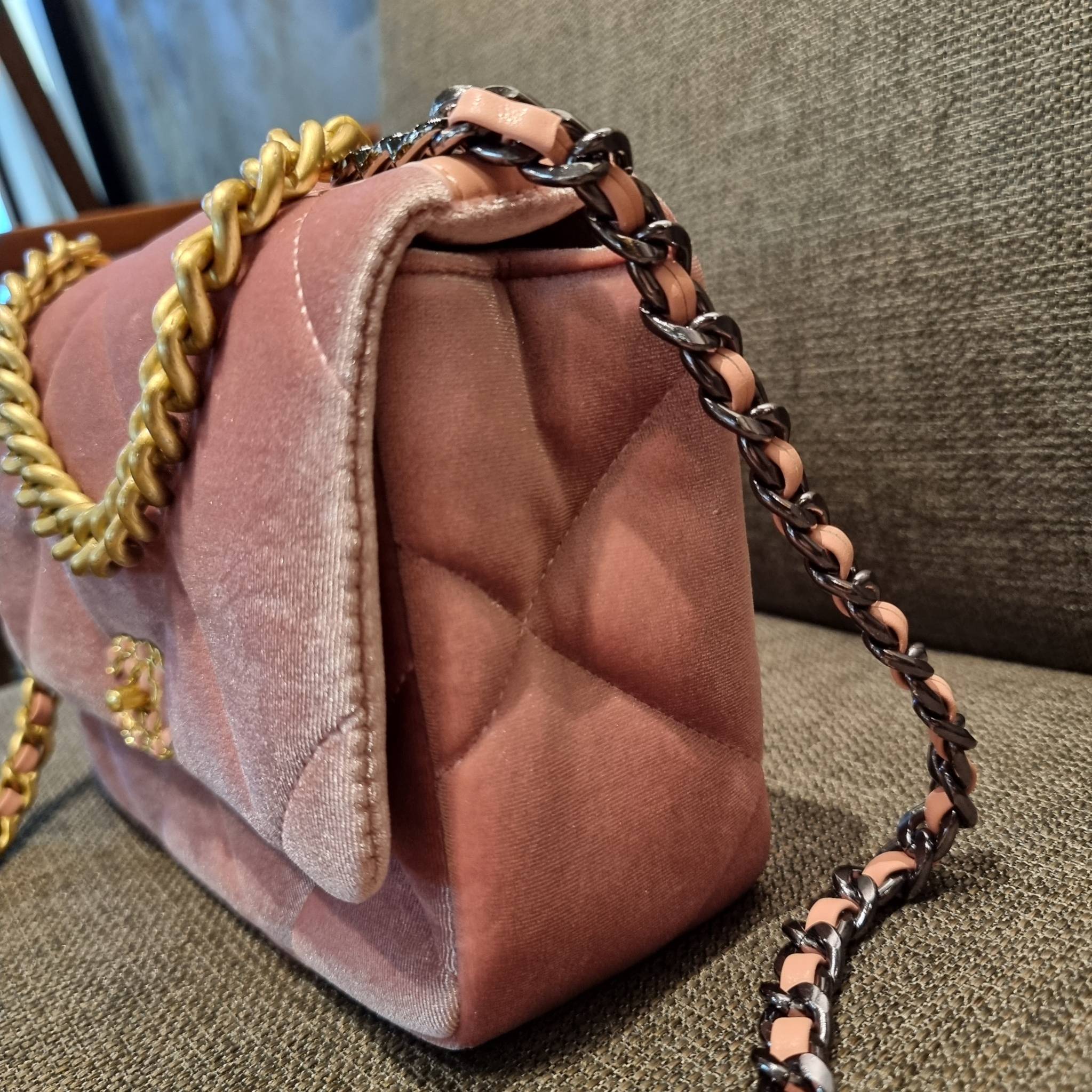 ไม่มองไม่เหลียวไม่ได้แล้ว!! ความหรูที่โดดเด่นจากผ้ากำมะหยี่ สร้างดีเทลผู้ดี ลูกคุณมากๆ Chanel vip boutique กระเป๋าสะพายจาก duty free ในราคาสุดประหยัด!! ดีไซน์เลิศ ตกแต่งด้วยโซ่ทูโทน ลงตัวแบบไม่มีที่ติ เปิด-ปิดด้วยตัวบิดล็อค ภายในโล่งกว้าง ใส่กระเป๋าสตางค์