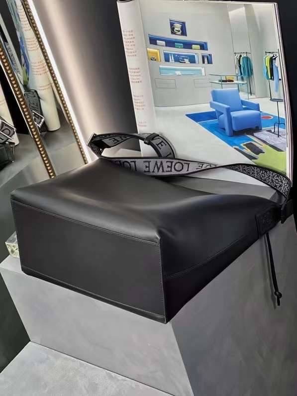 LOEWE Cubi leather crossbody bag / LOEWE IN SUPPLE SMOOTH CALFSKIN CUBI CROSSBODY BAG พร้อมส่ง **สินค้าเกรดท็อปออริจินอล 1:1 เกรดดีสุด สลับแท้ ใช้งานต่างประเทศได้