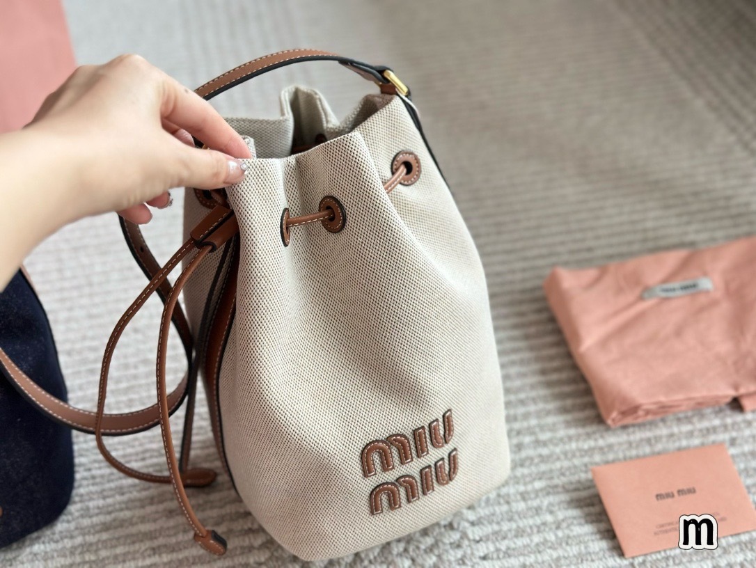 MIU MIU Canvas and leather bucket bag / MIU MIU Bucket Bag กระเป๋าทรงบัคเก็ต ผ้าแคนวาสอย่างดีตกแต่งโลโก้เพิ่มสัมผัสอันเป็นเอกลักษณ์