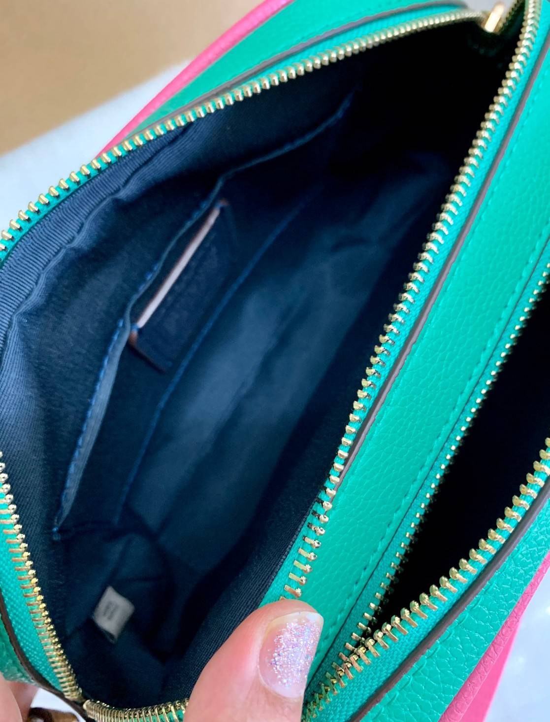 COACH JES CROSSBODY IN COLORBLOCK((72704)) พร้อมส่งอีกครั้ง ห้ามพลาดก่อนหมดค่ะ! กระเป๋าสะพายข้าง//หรือครอสบอดี้ร์ หนังแท้นิ่ม ลายหนังสวยงาม ด้านหน้ามีโลโก้แบรนด์แบบรถม้าเก๋ไก๋ค่ะ มี2ช่องซิปหลักให้ใส่ของ;สามารถใส่กระเป๋าเงินใบยาวได้;ของอื่นๆได้หลายอย่างเลย