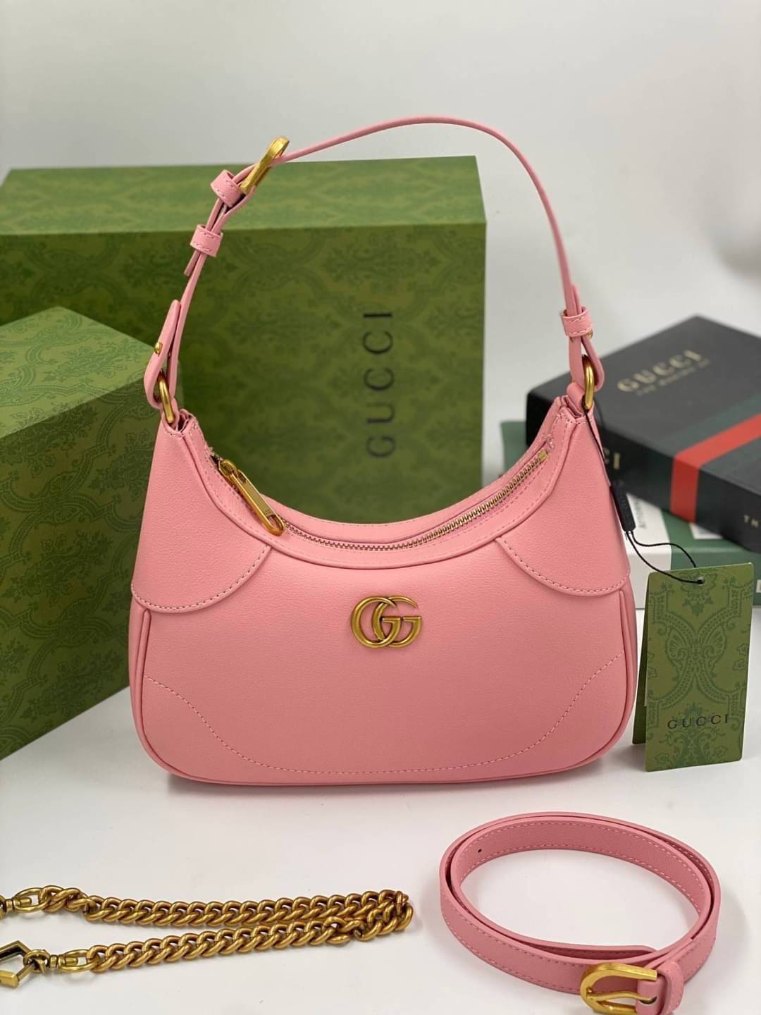 GUCCI Aphrodite small shoulder bag กระเป๋าสะพายทรงคลาสสิค ดีไซน์ย้อนยุคผสานความโมเดิร์นด้วยรูปทรงพอช ที่ใช้งานได้ทุกสไตล์ วัสดุหนังแคนวาส ทนทาน ภายในกระเป๋าเป็นช่องโล่ง