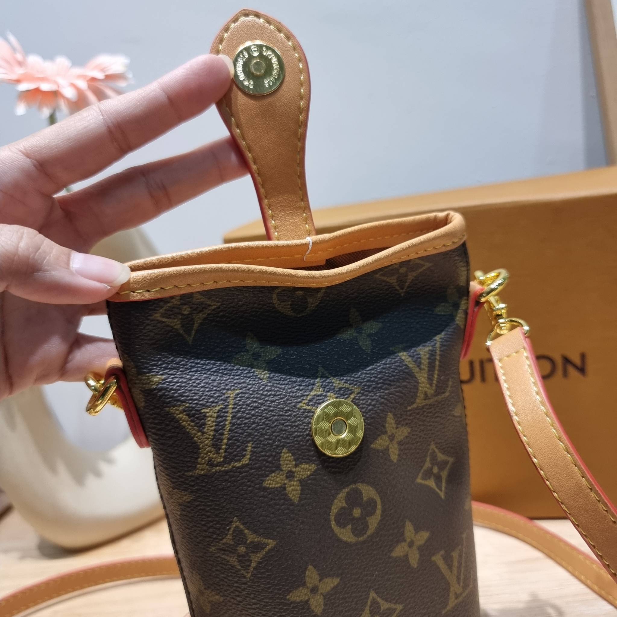 LV FOLD POUCH กระเป๋าสะพายไซส์มินิ น่ารักน่าใช้ มีความกะทัดรัด ไม่เกะกะ แต่สามารถใส่ของจำเป็นได้ ใส่โทรศัพท์ กระเป๋าสตางค์ใบเล็กได้ รูปทรงสวย วัสดุหนังแคนวาส ปากกระเป๋ามีกระดุมแม่เหล็กคาด ใช้งานได้สะดวกยิ่งขึ้น ภายในเป็นช่องโล่ง มาพร้อมสายครอสถอดออกได้ ปร