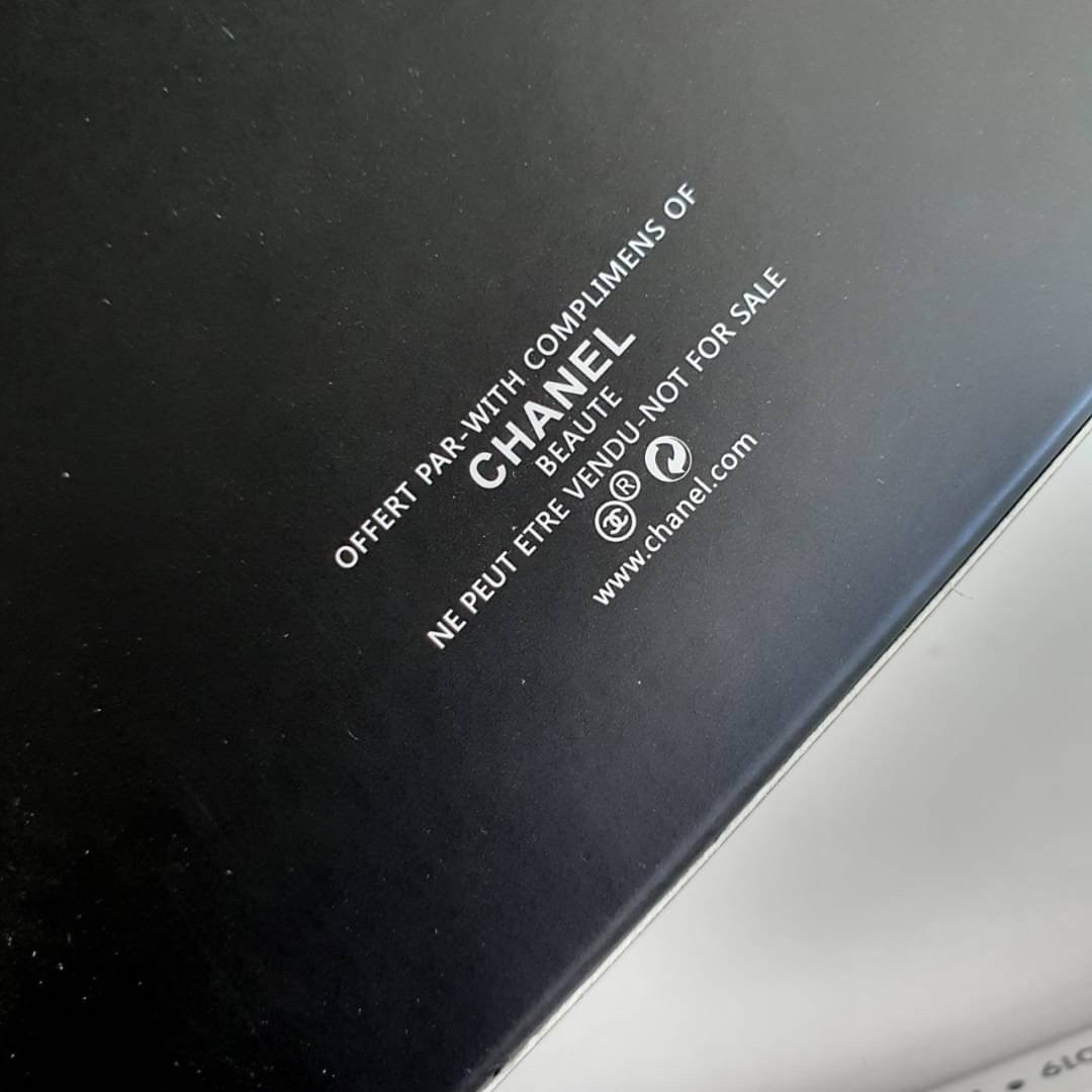 VIP 】รุ่นใหม่ล่าสุด 🎁 พร้อมส่งที่ไทยค่าา จุเงินได้เต็มกระเป๋า♡♡ แนะนำรุ่นนี้เลยคะ งานพรีเมี่ยมกิ้ฟท์จากเค้าเตอร์ต่างประเทศ กระเป๋าสตางค์ทรงสวย สะดุดตา หนังสัมผัสลายด้าน จากแบรนด์ CHANEL (GWP) ด้านหน้ามีโลโก้แบรนด์ CC สีทองหรู มีช่องซ