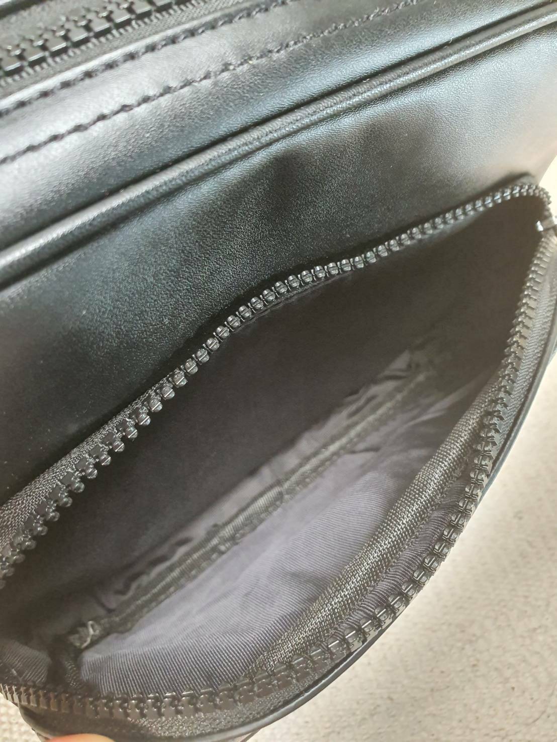 COACH Academy Sport Crossbody Bag กระเป๋าสะพาย crossbody สำหรับคุณผู้ชาย วัสดุหนัง ขนาดกำลังดี แบ่งช่องใช้งานเป็นสัดส่วน ทั้งภายนอก และภายใน ใส่ wallet ยาว mini iPad และของใช้ได้จุ กเานหลังมีอีก 1 ช่อง พร้อมสายสะพายยาว style sport ปรับได้ค่ะ