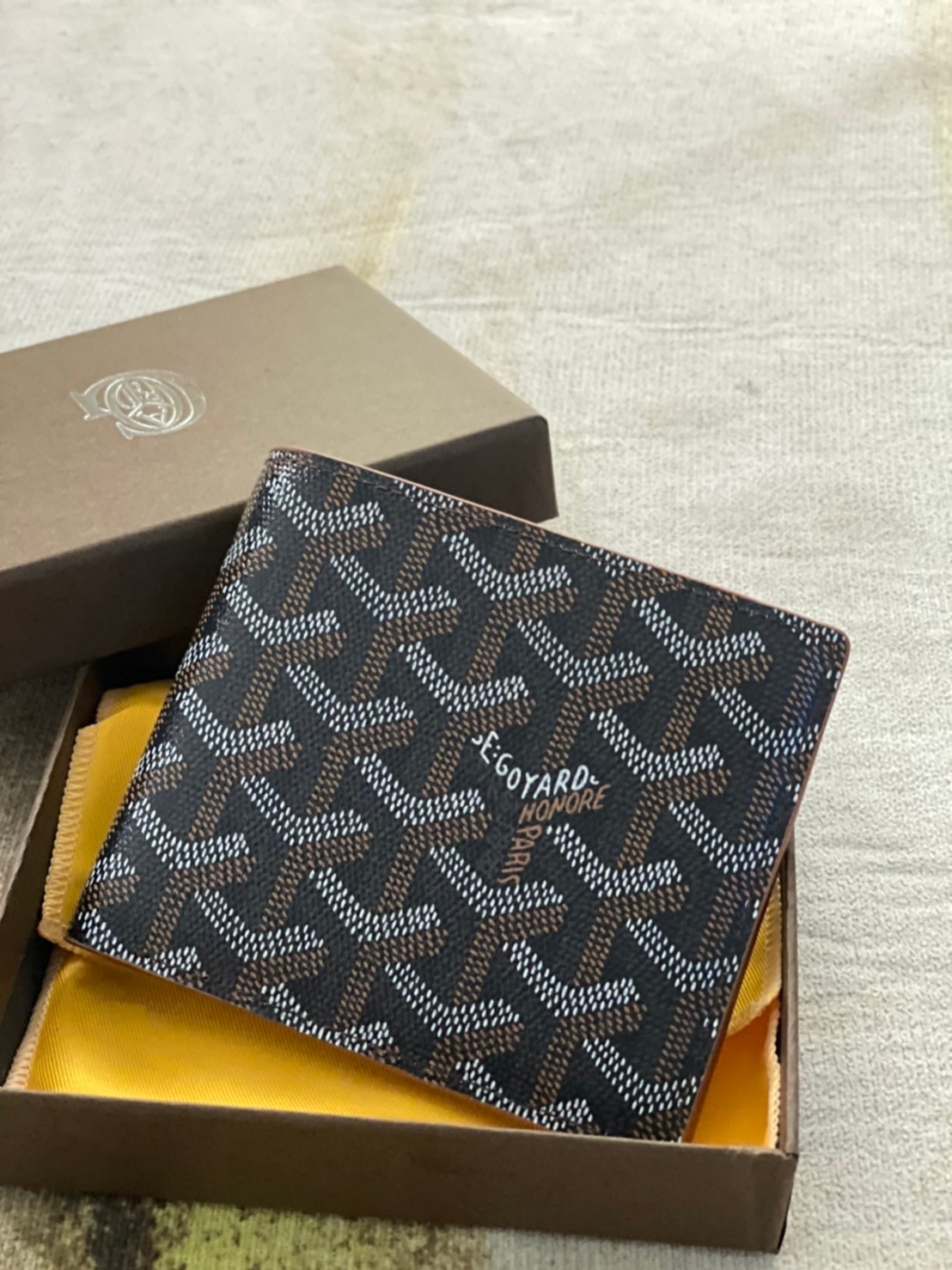 หนังแท้ GOYARD WALLET / GOYARD Victoire Bifold Wallet พร้อมส่งที่ไทย กระเป๋าสตางค์ผู้ชายใบสั้น พร้อมส่ง 6 สี พร้อมกล่องแบรนด์สวยหรูน่าใช้มากค่ะ อีกรุ่นที่ยอดขายไม่เคยตก 🤑🤑 ใบจริงดูผู้ดี ดูแพง!! ภายในมีช่องใส่บัตรได้เยอะ ใส่ธนบัตรได้ทุกใบ ห