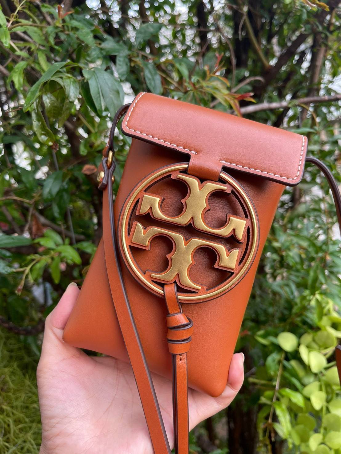 ของแท้ 💯% TORY BURCH MILLER METAL PHONE CROSSBODY อีกหนึ่งกระเป๋าใส่มือถือรุ่นฮิตที่เชื่อว่าหลาย ๆ คนต้องเคยเห็นผ่าน ๆ ตามาอย่างแน่นอน
