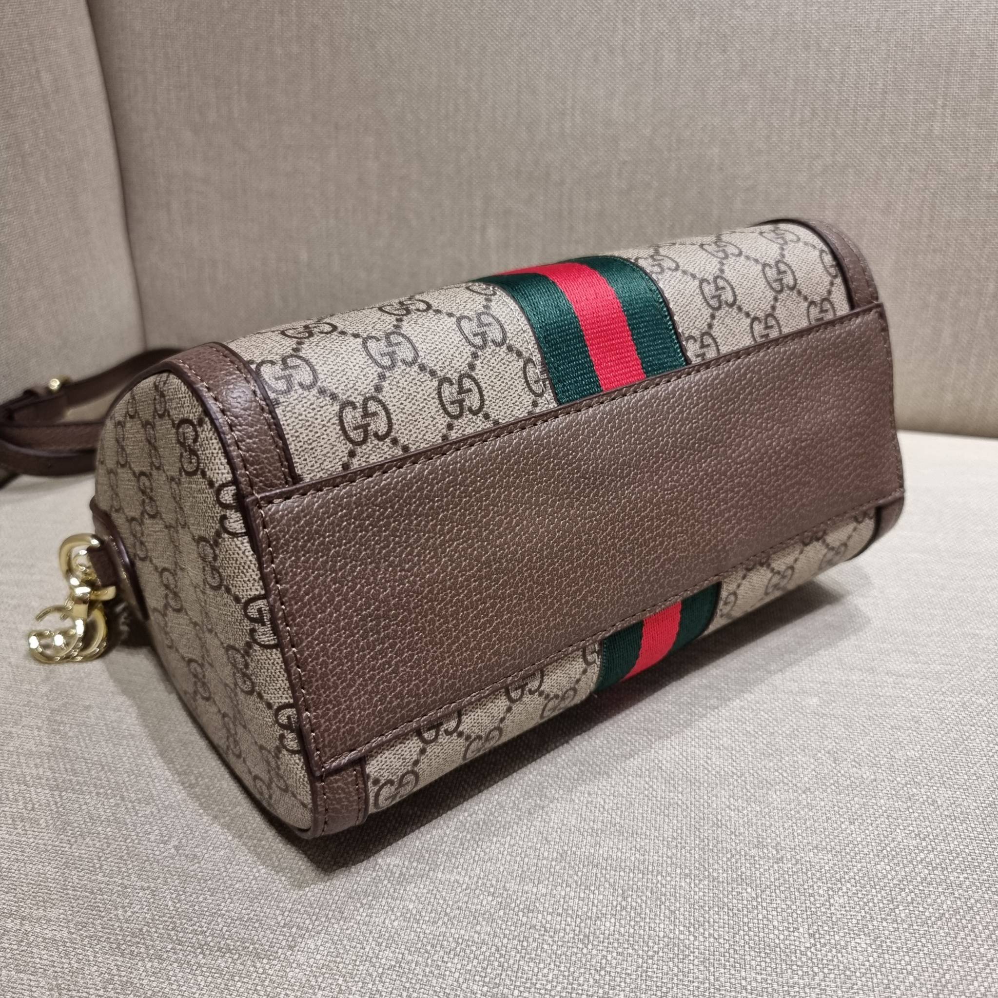 VIP 】GC CLASSIC DUFFLE BAG VIP GIFT กระเป๋าถือทรงหมอนสวยคลาสสิค สินค้าพิเศษจากเคาน์เตอร์ duty free แถมฟรี!! โบว์ผ้าลายแบรนด์ สำหรับตกแต่งหูกระเป๋า ผูกเป็นโบว์ หรือพันถนอมหูกระเป๋าก็ดูหรูมาก วัสดุหนังแคนวาส ดีไซน์แถบคาดโดดเด่น สวย หรู ใบจริงสวยมาก! เปิด-ปิ