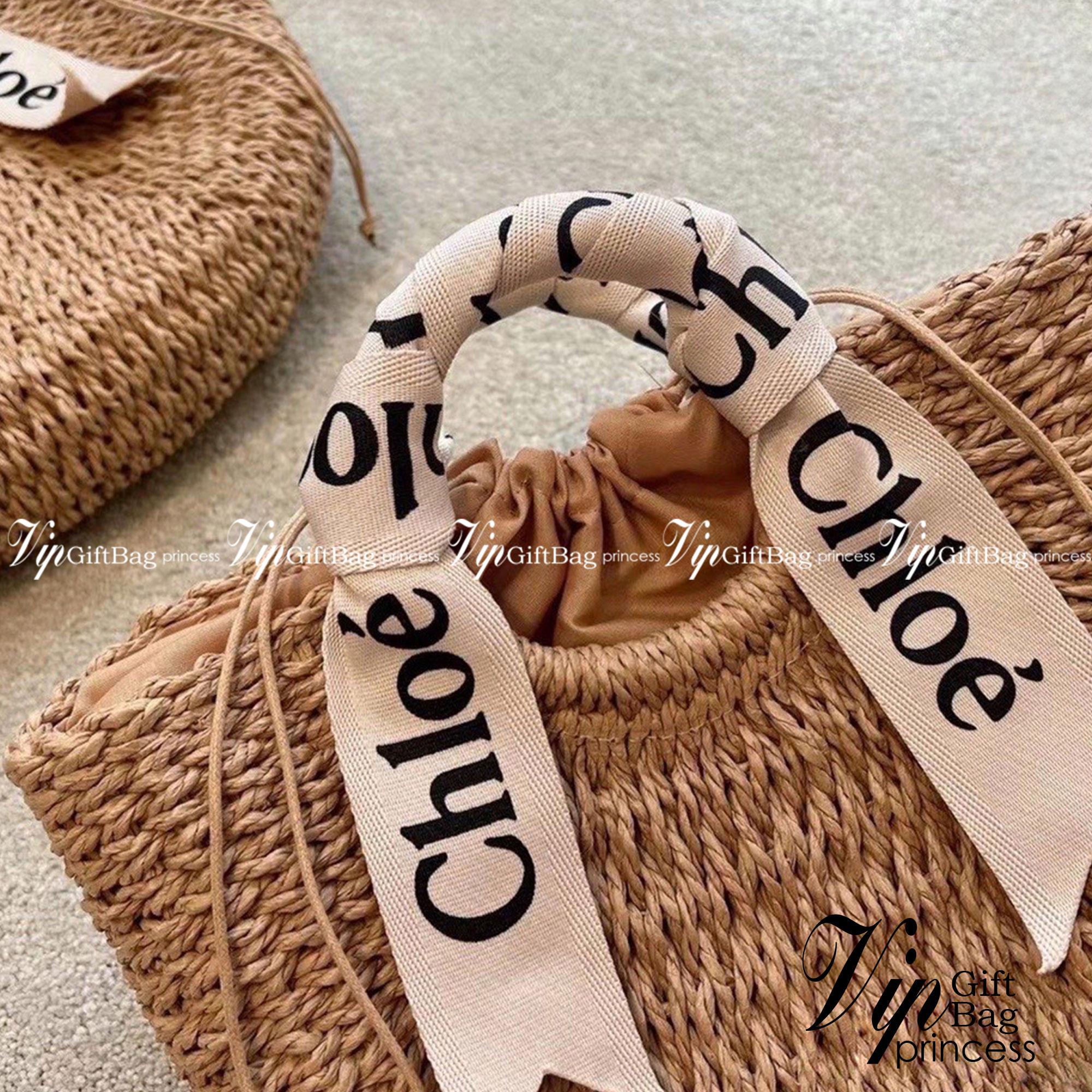 Chloe Straw Handbag Summer Beach Weave กระเป๋าสานสไตล์มินิมอล ซับในผ้าอย่างดี มาพร้อมผ้าผูกหูกระเป๋า สวยลงตัวรุ่นนี้ไม่ควรพลาดน้า สวยปังไม่ไหว ภาพสินค้าถ่ายจากงานขายจริง น่ารักมากค่ะ
