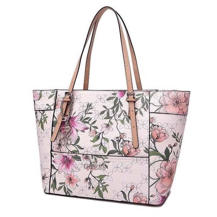 GUESS PRINTED FLOWERS SHOPPER BAG (SIZE L) กระเป๋าสะพายทรง TOTE หนังสวยอยู่ทรง ลายดอกไม้ ใบใหญ่กำลังดี น้ำหนักเบา ด้านหน้าประดับโลโก้แบรนด์ อะไหล่เงินพร้อม พวงกุญแจแบรนด์ห้อยที่หูหิ้วถอด เเยกใช้ได้ หูหิ้วเลื่อนปรับระดับได้ เปิดปิดด้วยซิป ภายในกว้างจุได้เย
