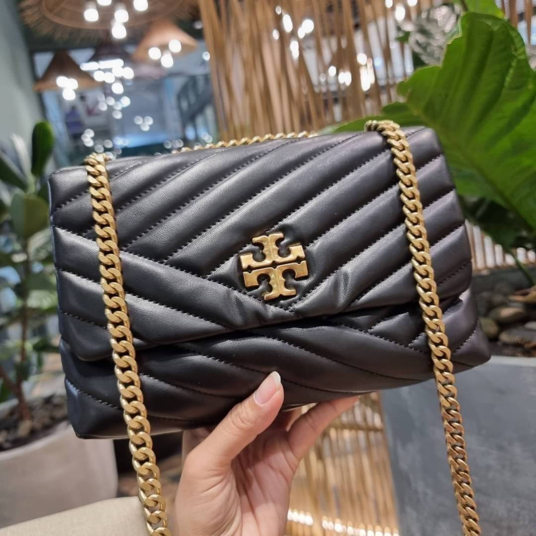TORY BURCH KIRA CHEVRON CONVERTIBLE SHOULDER BAG (SMALL / MEDIUM) กระเป๋าสะพายรุ่นยอดฮิต ไซส์คลาสสิค ที่ใช้ยังไงก็ดูหรู ดีไซน์เฉพาะตัว วัสดุหนังแกะ สัมผัสนิ่ม เปิด-ปิดด้วยกระดุมแม่เหล็ก ภายในเป็นช่องโล่ง ใส่กระเป๋าสตางค์ มือถือ เครื่องสำอางค์ พาวเวอร์แบงค