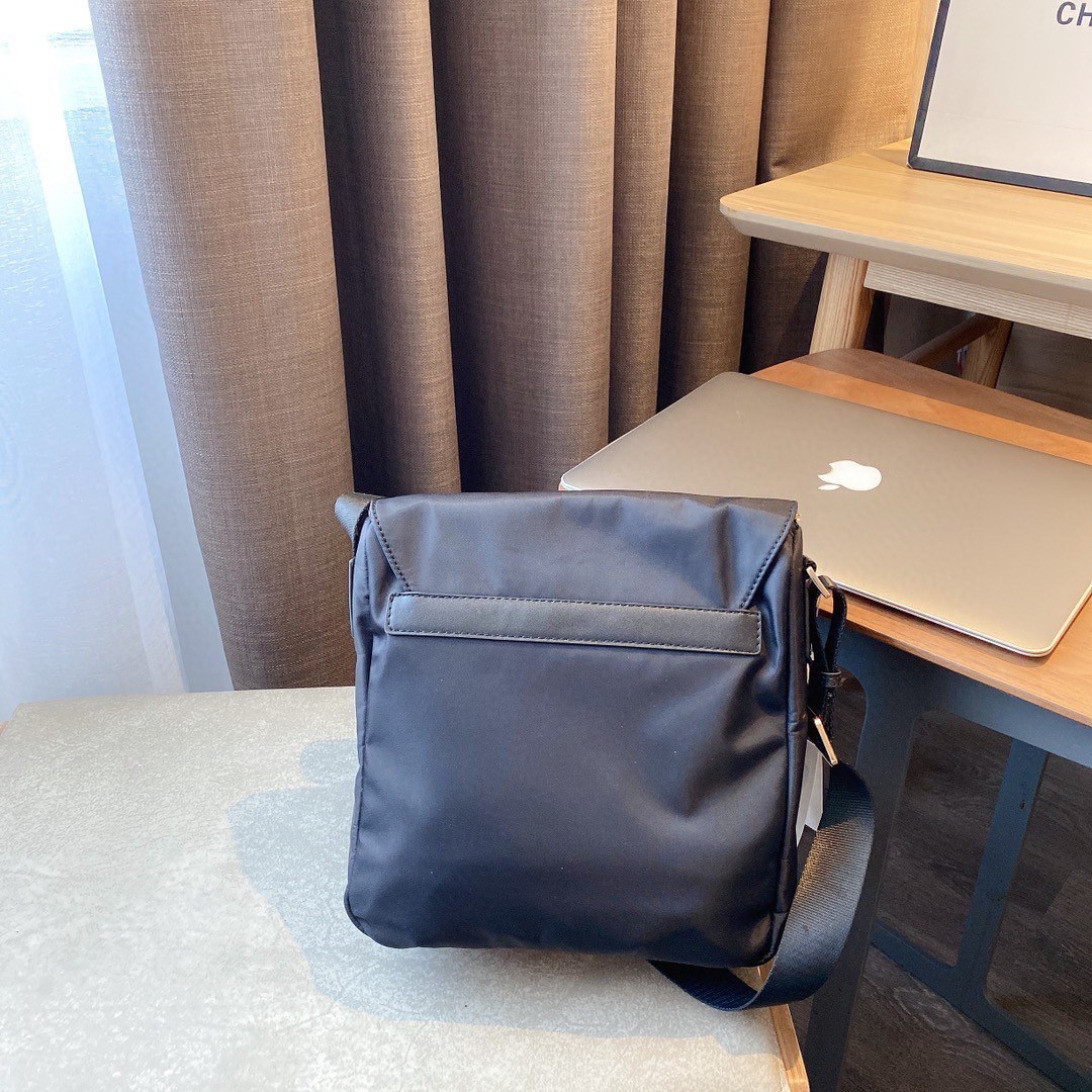 ของแท้ 💯% TORY BURCH NYLON CROSSBODY BAG กระเป๋าสะพาย แบบ CROSSBODY วัสดุ NYLON ทั้งใบตัดด้วยหนังลาย SAFFIANO เปิดปิดแบบฝาพับปลอดภัย มีข้องใส่ของใหญ่จุใจ