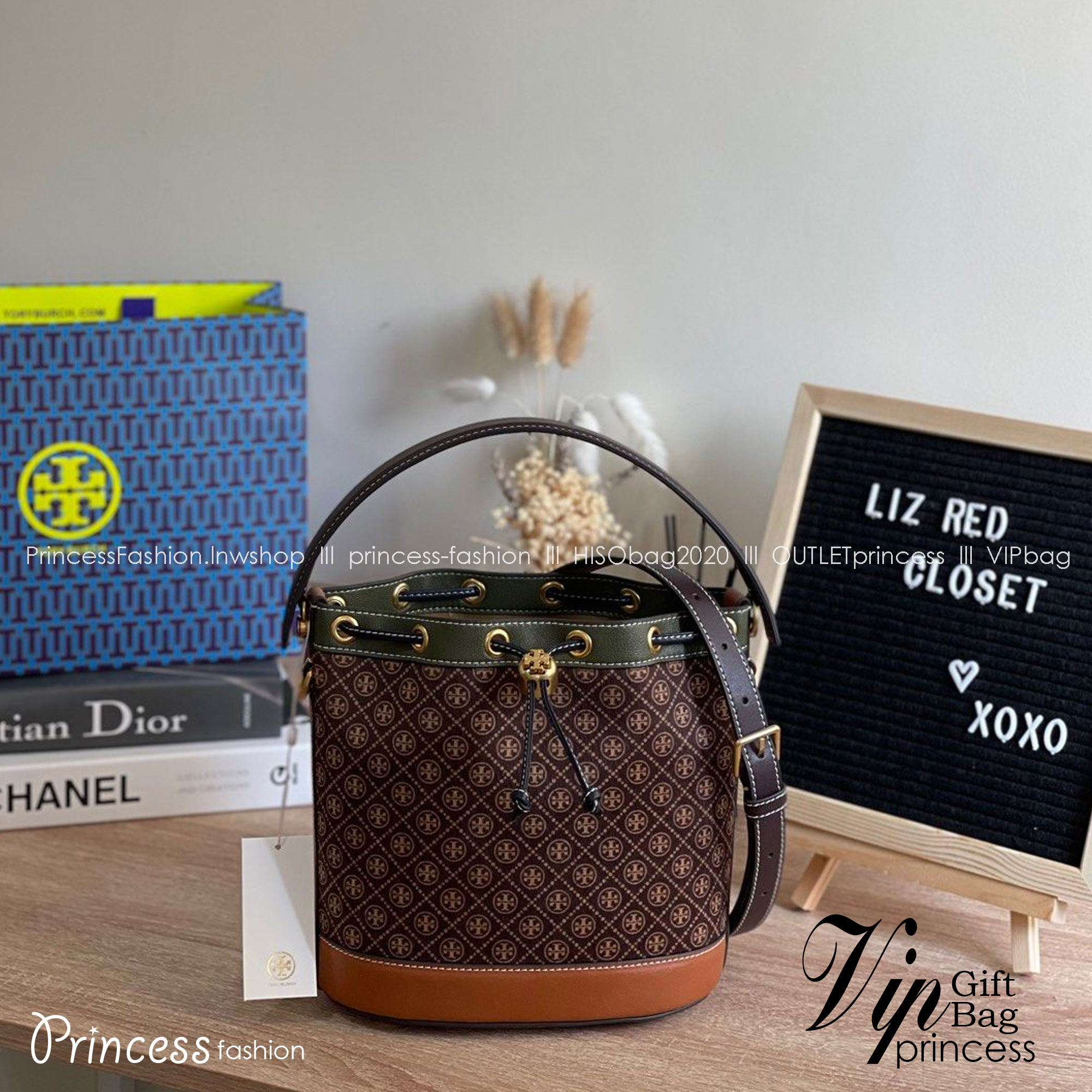 TORY BURCH T Monogram Calf Hair Bucket Bag MEDIUM ไอเท็มใหม่ที่ใครๆก็รอ กระเป๋าบัคเก็ตทรงสวย ที่ยังคงให้ความโดดเด่นด้วยลวดลายเอกลักษณ์ เพิ่มเติมดีไซน์บล็อคสี ตัดกันได้อย่างลงตัว