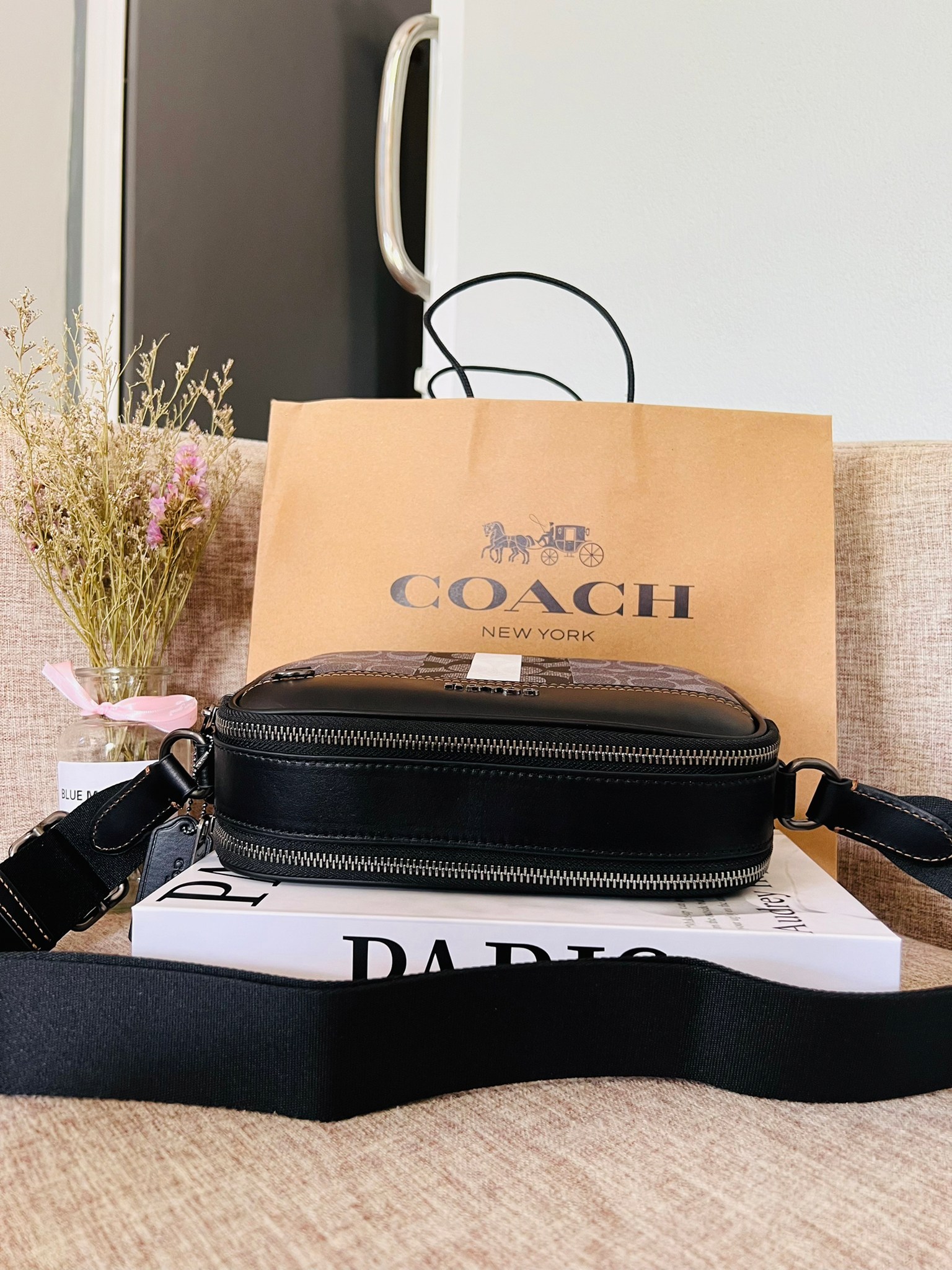 COACH Graham Crossbody In Blocked Signature C9965 กระเป๋าสะพายข้างผู้ชาย กระเป๋าผ้าเคลือบซิกเนเจอร์และหนังอย่างดี ภายในกระเป๋าเอนกประสงค์ ปิดซิปคู่ ซับในผ้า กระเป๋าสลิปด้านนอก สายปรับได้ยาว 25 นิ้ว สำหรับสะพายไหล่หรือสะพายข้าง