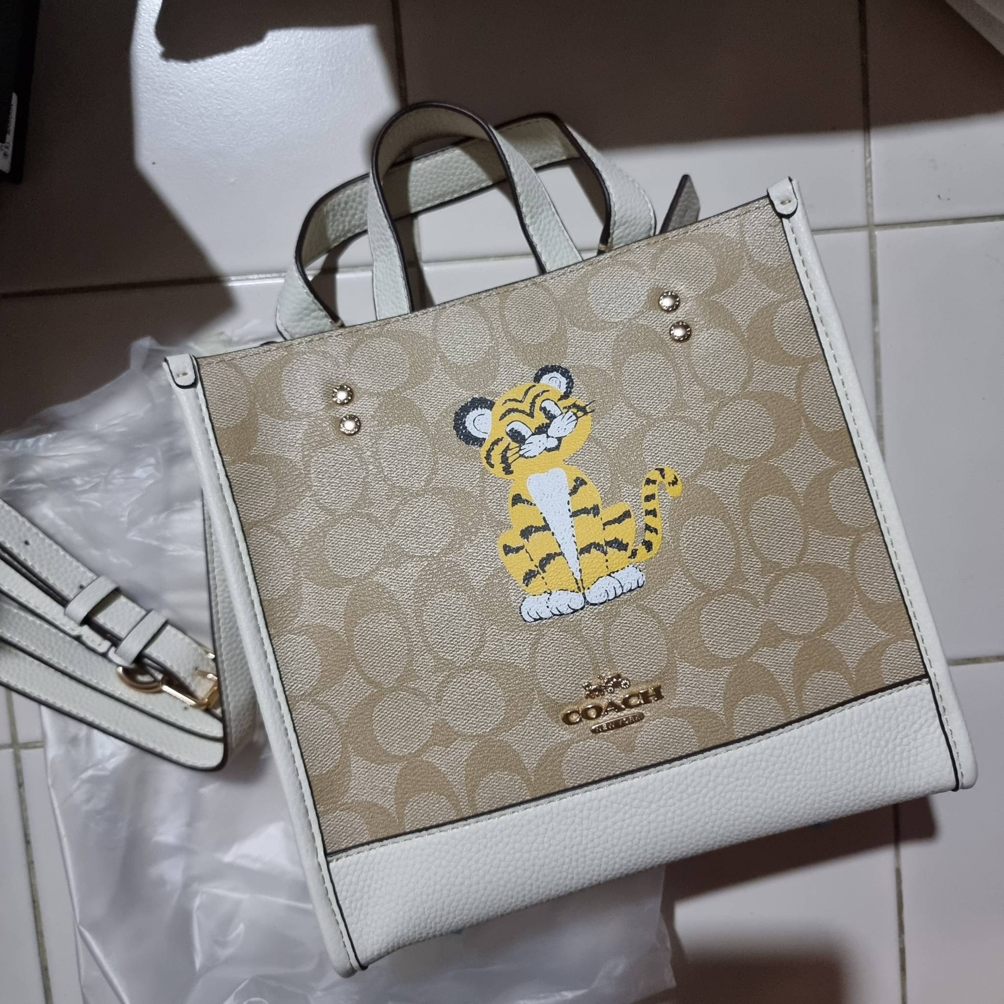 COACH C7001 DEMPSEY TOTE 22 IN SIGNATURE CANVAS WITH TIGER 🐯🐯 คอลเลคชั่นฉลองปีเสือต้องมาจ้า กับรุ่นคลาสสิค กระเป๋าทรงโท้ท ขนาดน่ารักน่าใช้มากๆ ดีไซน์น้องเสือจิ้มลิ้มดึงดูดสายตามากๆ ฟังก์ชั่นการใช้งานสะดวก มีทั้งสายคล้องในตัว และสายครอสบอดี