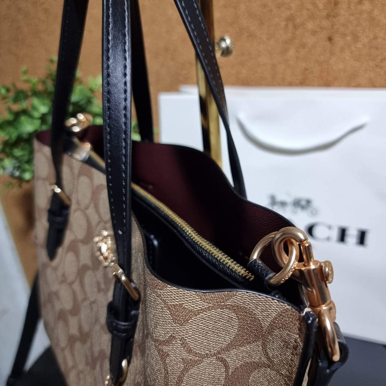 COACH C4250 MOLLIE TOTE 25 IN SIGNATURE CANVAS น้องมาแล้วจ้าาา ใหม่ล่าสุด กระเป๋าโท้ทไซส์เล็กที่สาวๆตามหา ดีไซน์คลาสสิคเหมือนเดิม เพิ่มเติมคือสะดวกขึ้นเยอะ!! ย่อส่วนมาจากใบใหญ่เป๊ะๆ น่ารักน่าใช้มากๆ วัสดุหนังแคนวาสเคลือบลาย ภายในโล่งกว้าง มีช่องซิปกลางใส่
