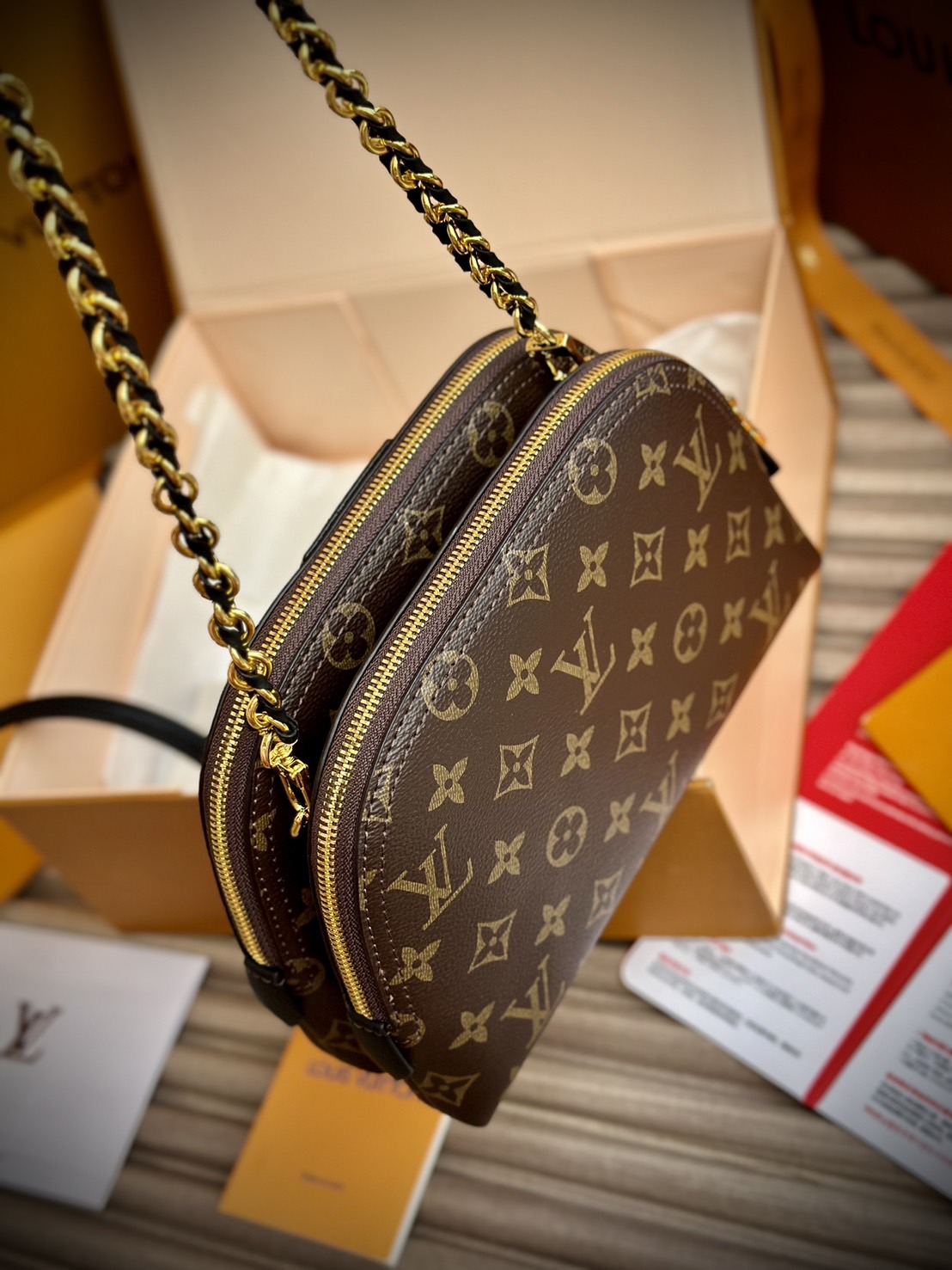 LV Be Alma bag Monogram Canvas / LV Pouch Bag กระเป๋าทรงพอชรุ่นใหม่สุดไอคอนิก เปิดตัวในคอลเลคชั่น Cruise 2025 ขนาดกะทัดรัดประดับสายโซ่สีทองถักสลับหนัง ใช้เป็นกระเป๋าใส่เครื่องสำอางค์ก็ลงตัว