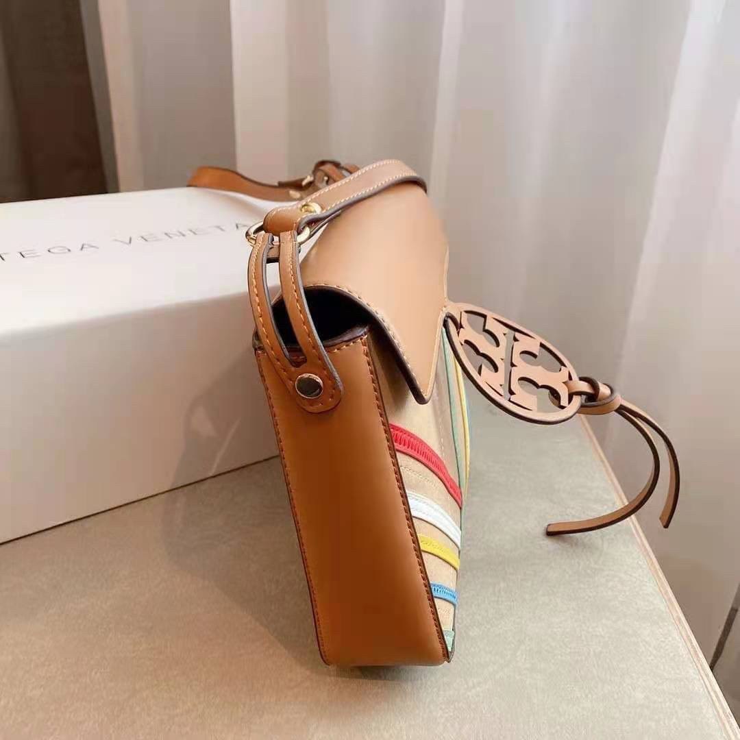 ของแท้ 💯% TORY BURCH MILLER ZIGZAG MULTI COLOR CROSSBODY กระเป๋าสะพายข้าง ไซส์กำลังน่ารัก ด้านหน้าปริ้นลายสวย ฝาพับเปิดปิดด้วยกระดุมแม่เหล็ก มีช่องใหญ่ เพิ่มช่องซิปยาว ใส่โทรศัพท์ สมุดบัญชีได้ มาพร้อมสายสะพายหนังยาว น่ารักกุ้บกิ้บต้องยกให้รุ่นนี้