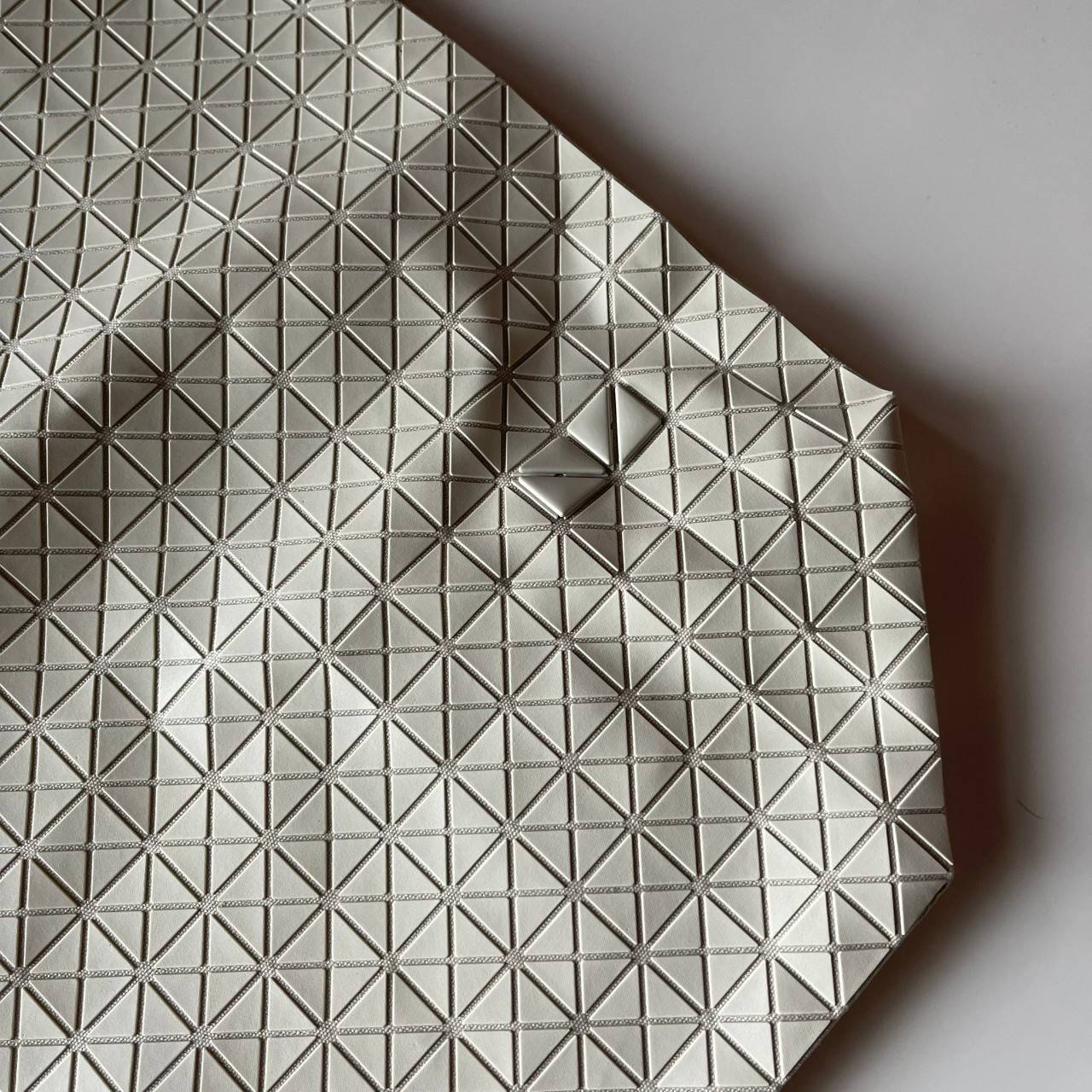 VIP 】Bao Bao Issey Miyake Cart Tote Bag พร้อมส่งที่ไทย รุ่นใหม่ล่าสุด สามารถใช้ได้ทั้งผู้หญิงกับผู้ชาย เบาสบายจุของได้เยอะสามารถทนทานต่อน้ำหนักได้สูงใช้งานได้ยาวๆเลยค่ะ